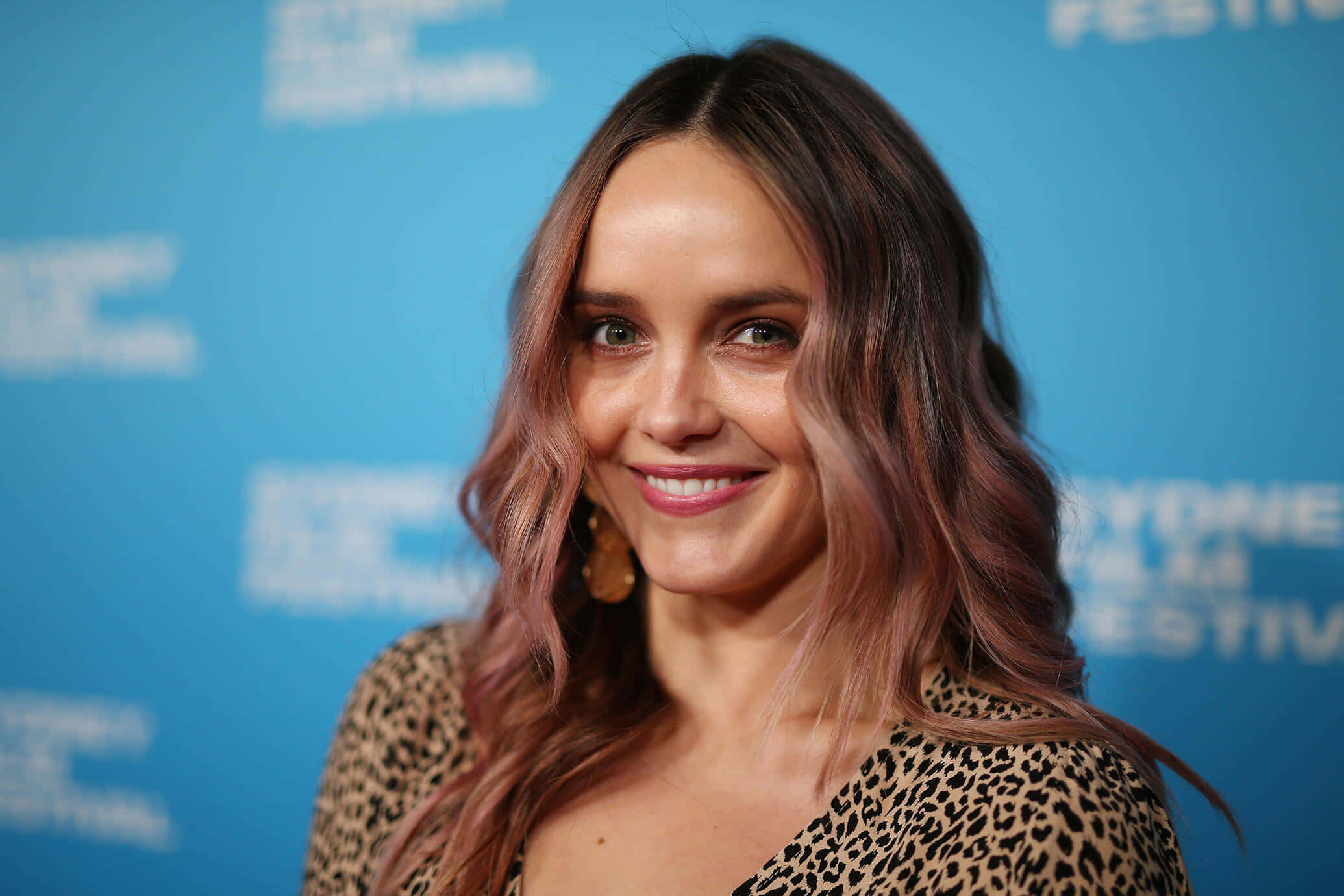 Rebecca Breeds, wavy pink-tinged hair, leopard print top, Full HD Desktop Wallpaper