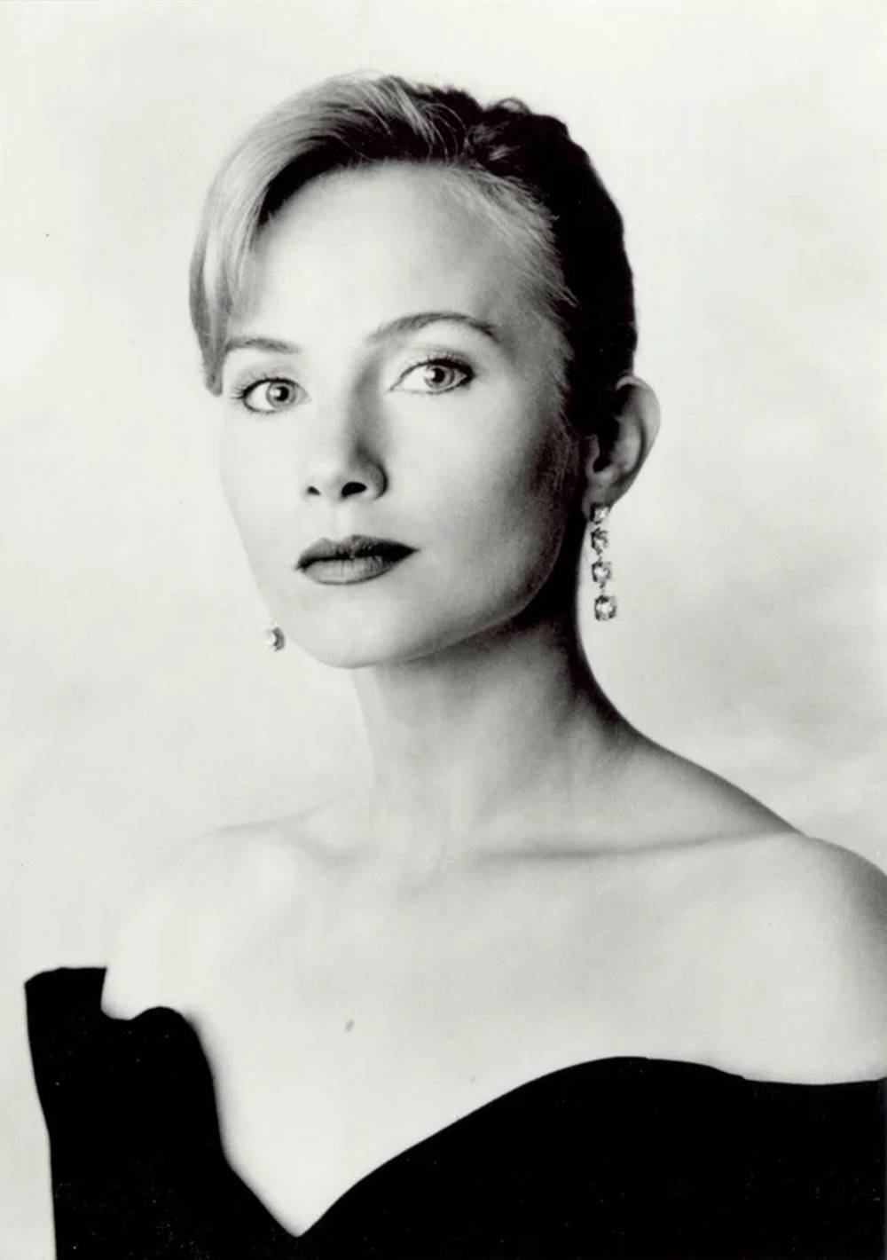 Rebecca De Mornay, black and white portrait, short hair, HD Phone Wallpaper