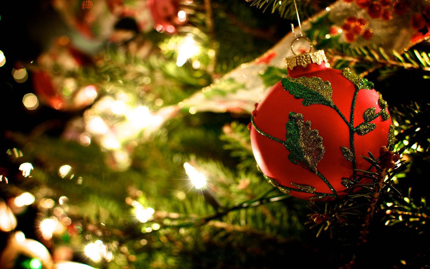 red Christmas ornament, glittering green leaves, pine tree, HD Desktop Wallpaper