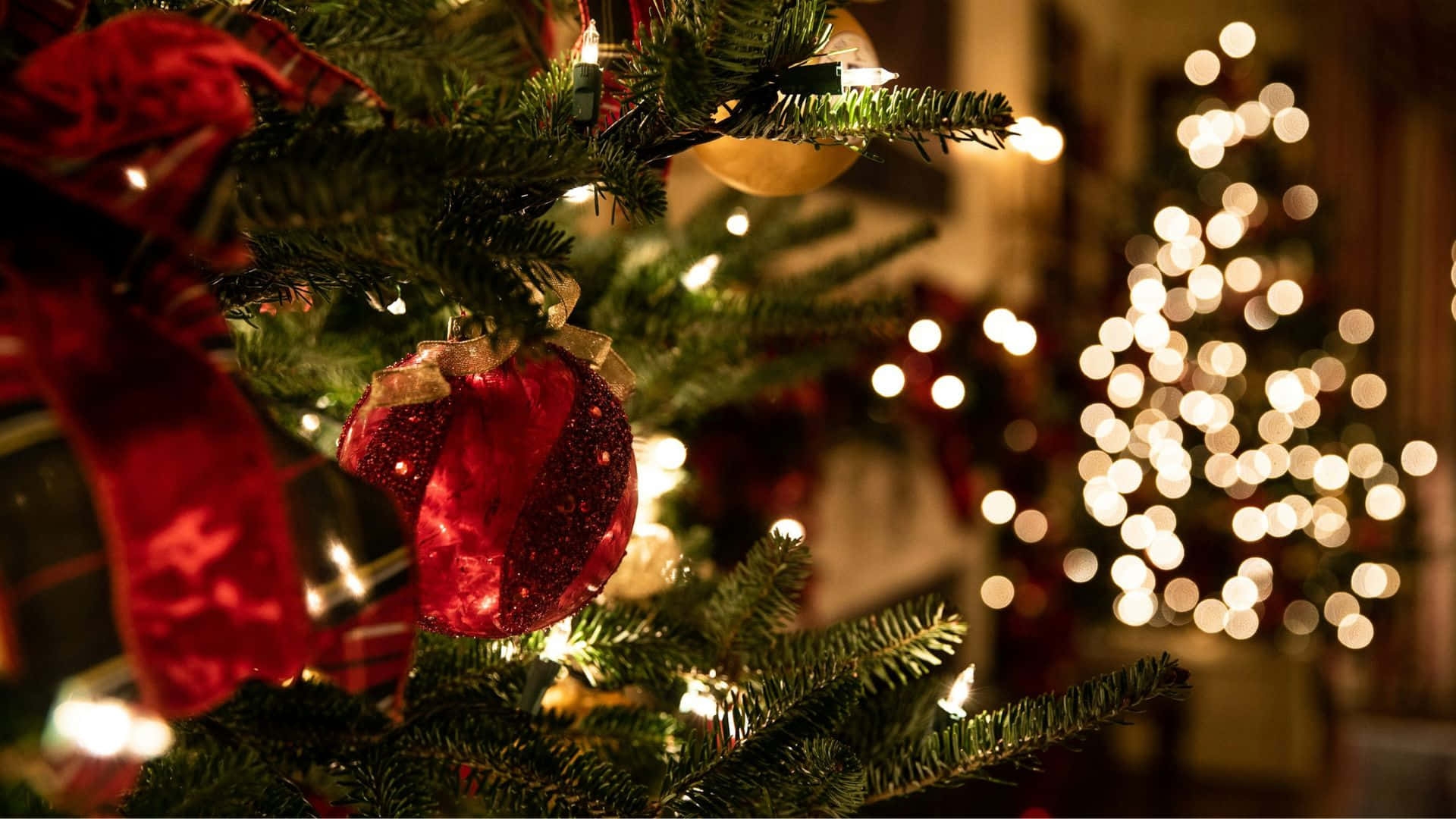 cozy aesthetic christmas decor, red glitter ornaments, warm string lights, Full HD Desktop Wallpaper