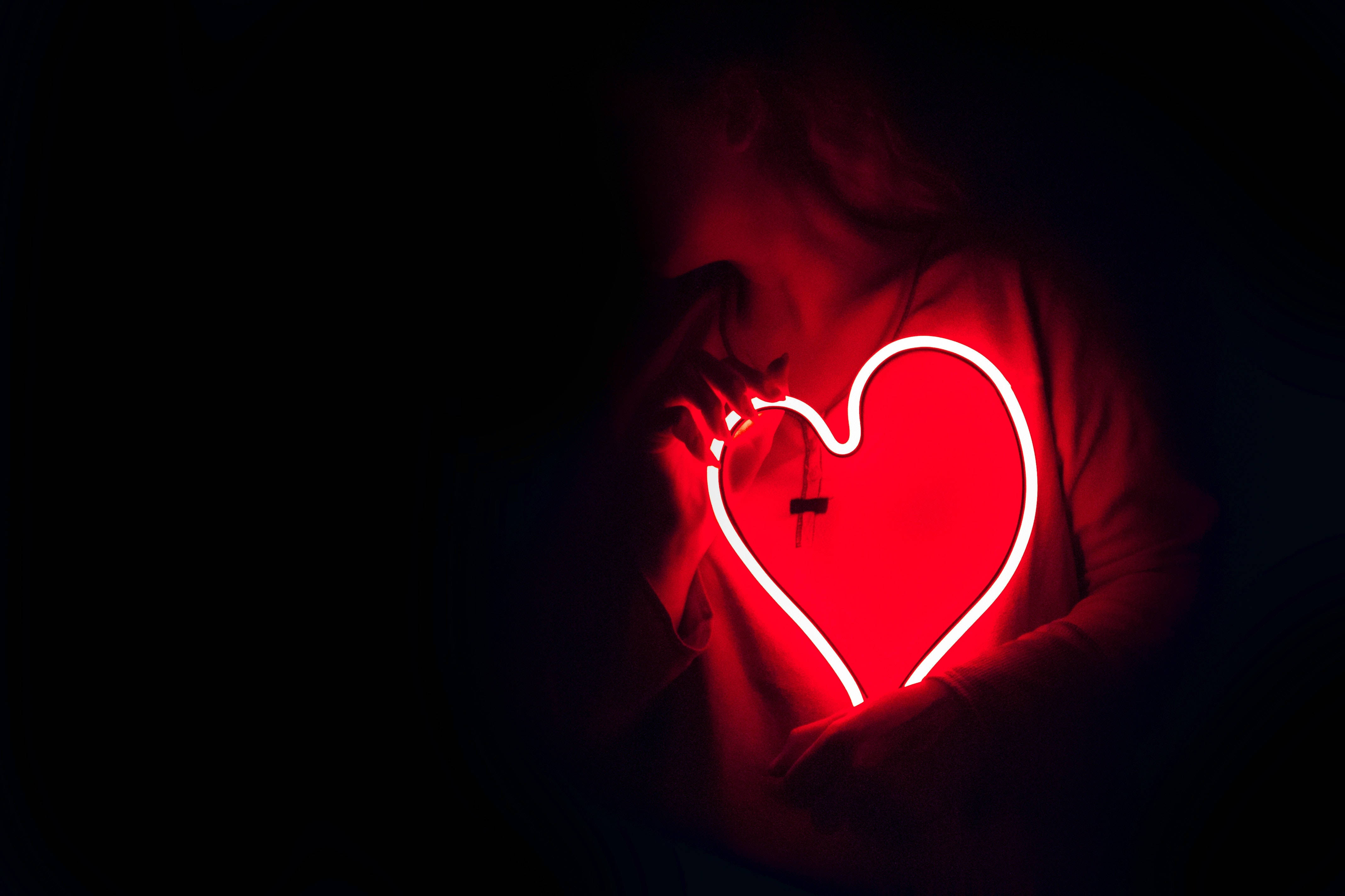 neon heart, glowing red neon heart, pitch-black background, 4K Desktop Wallpaper