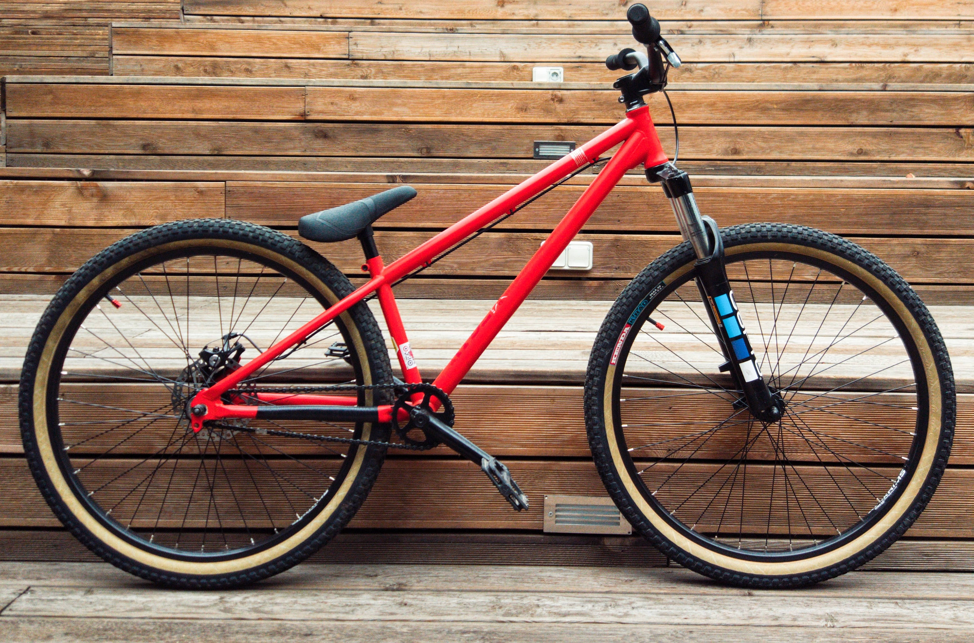 red mountain bike, thick tires, weathered wooden wall, 2K Desktop Wallpaper
