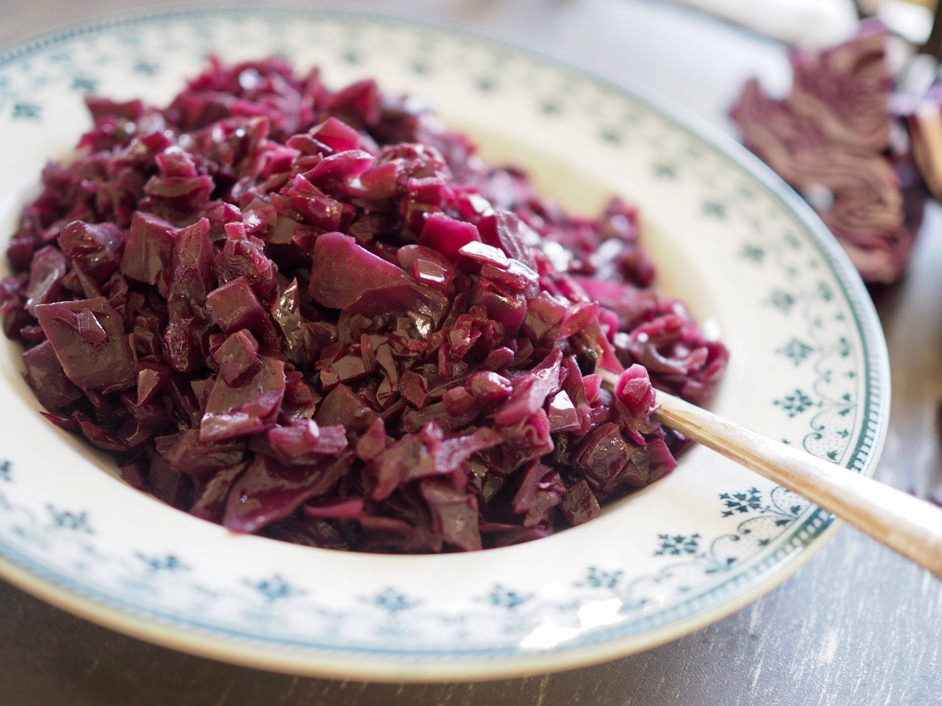 Norwegian Sweet and Sour Braised Red Cabbage, red cabbage, blue-patterned ceramic bowl, HD Desktop Wallpaper