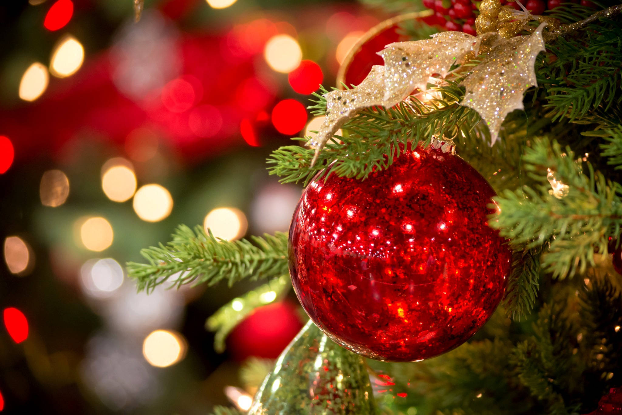 red christmas tree ornament, pine branch, glittering holly, Full HD Desktop Wallpaper