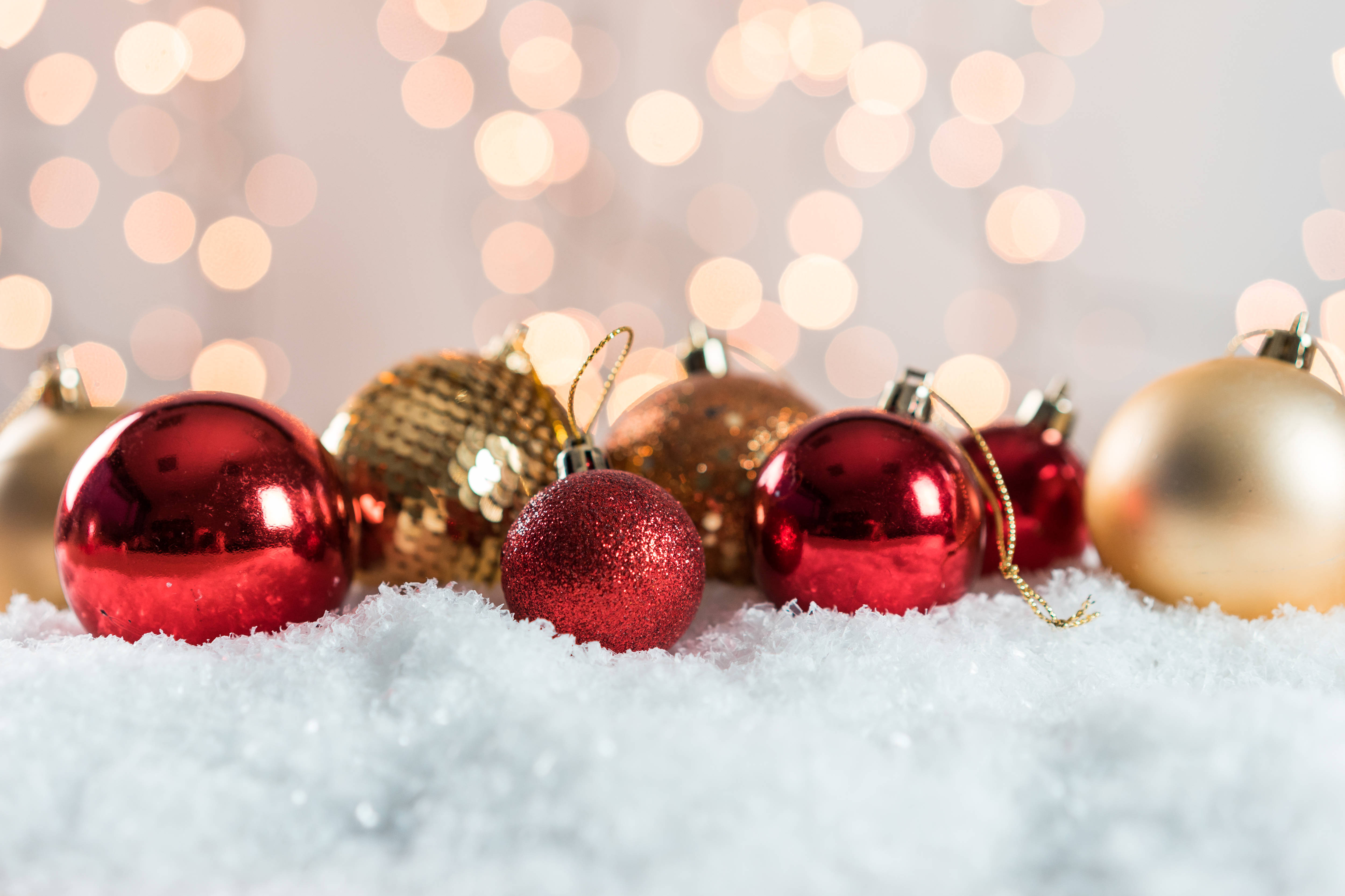 Red Christmas, shiny red, gold Christmas ornaments, 4K Desktop Wallpaper