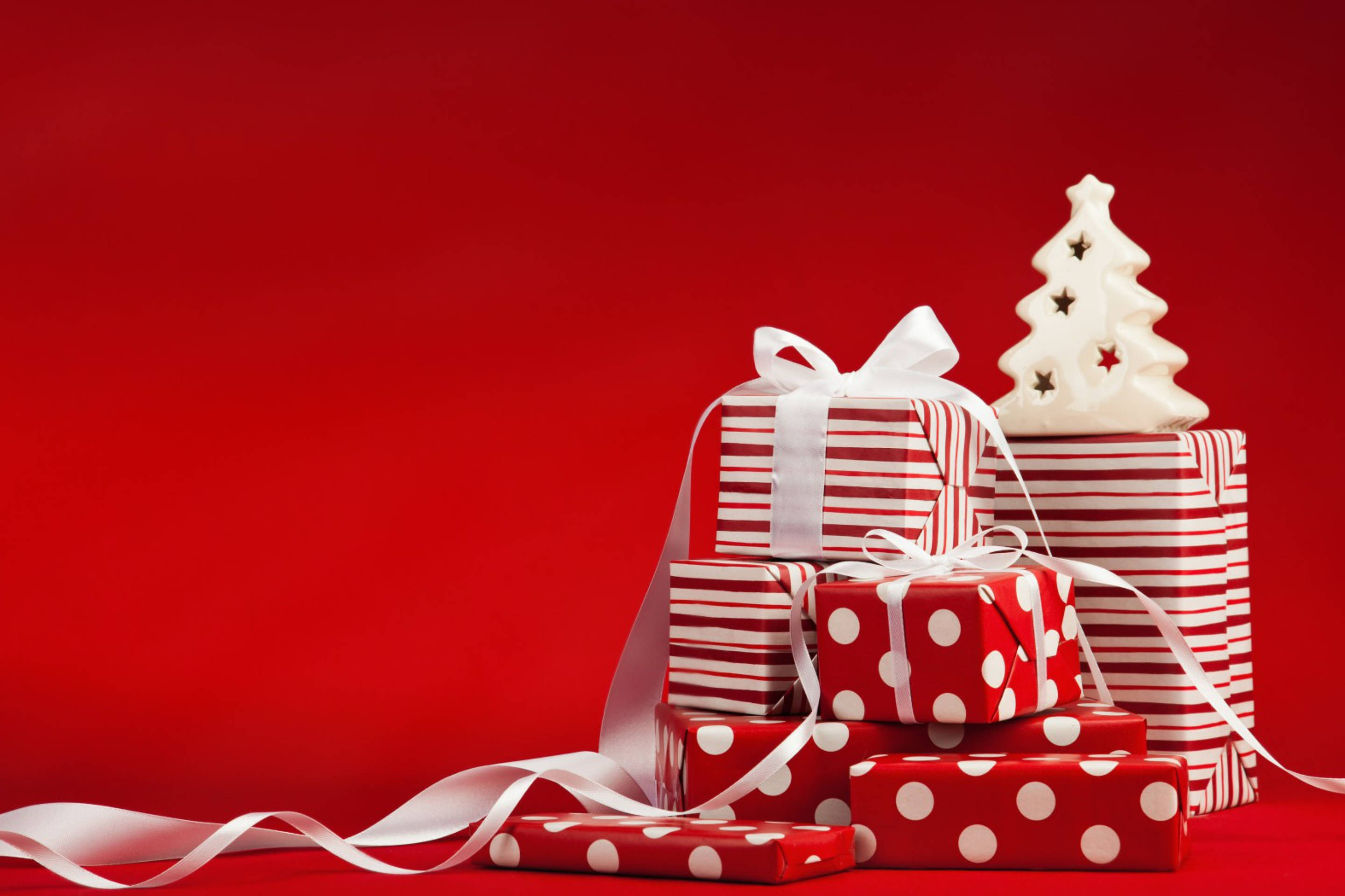 Red Christmas, red and white patterned gift boxes, ribbons, 2K Desktop Wallpaper
