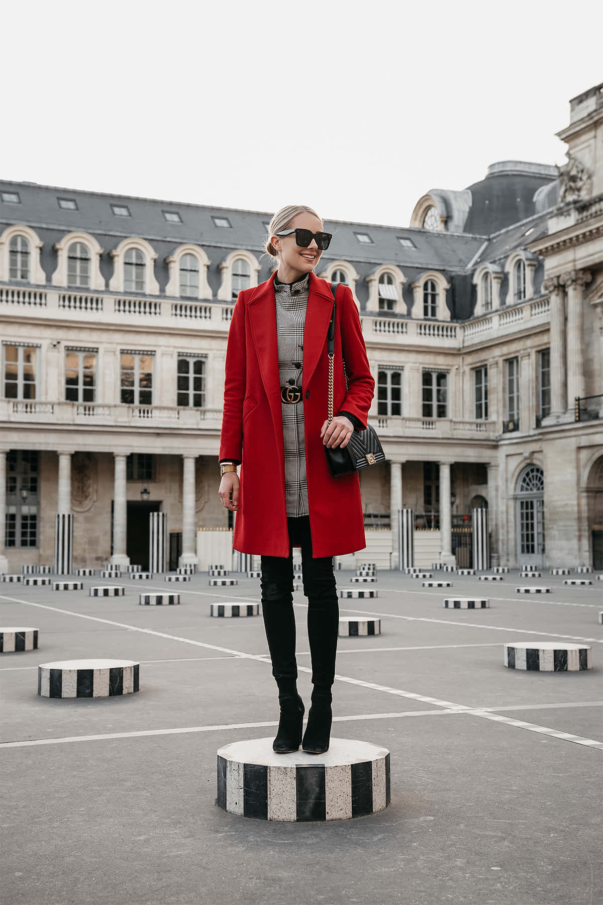 red coat, black and white striped pedestal, grand European courtyard, HD Phone Wallpaper