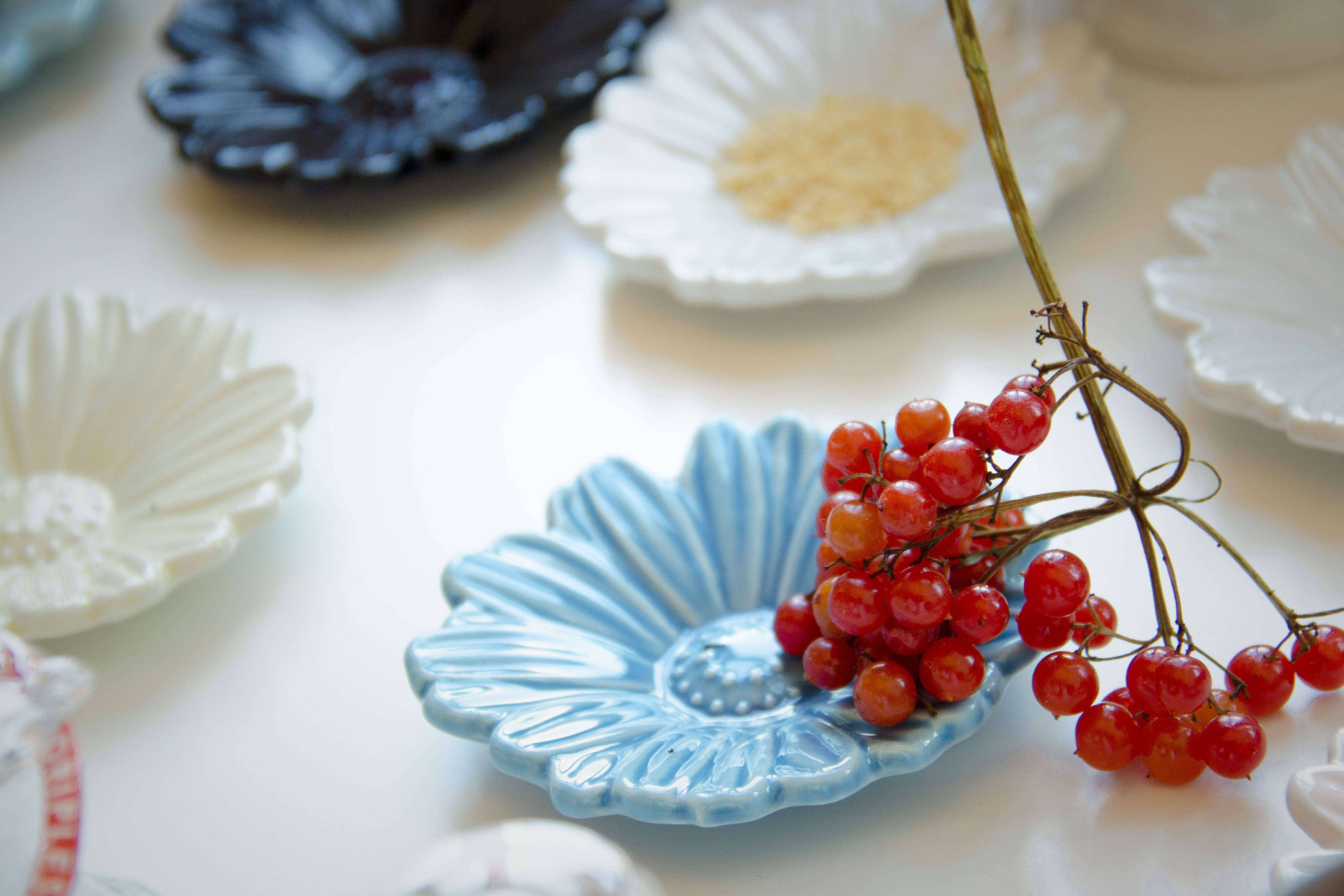 red currant fruits, blue flower-shaped dish, white ceramic plates, 4K Desktop Wallpaper