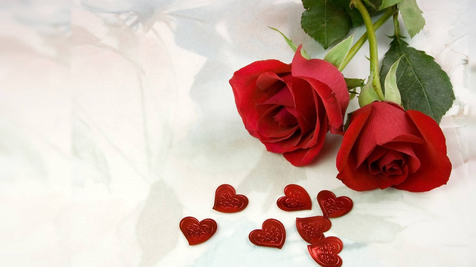 red roses, green stems, red heart-shaped candies, HD Desktop Wallpaper