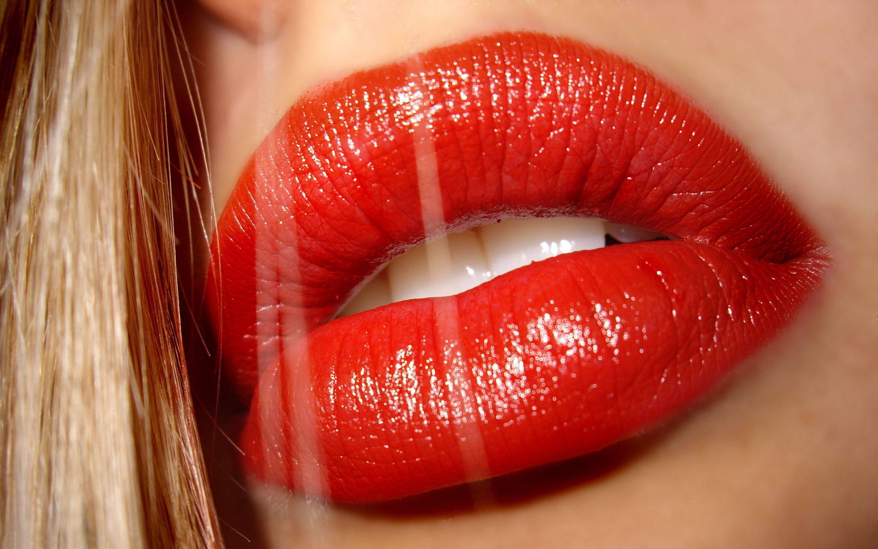 glossy red lips, blonde hair, glass pane, 2K Desktop Wallpaper