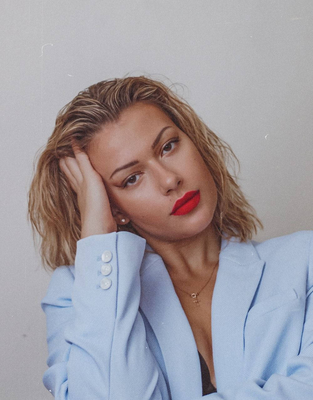 blonde hair, bold red lips, light blue blazer, SD Phone Wallpaper