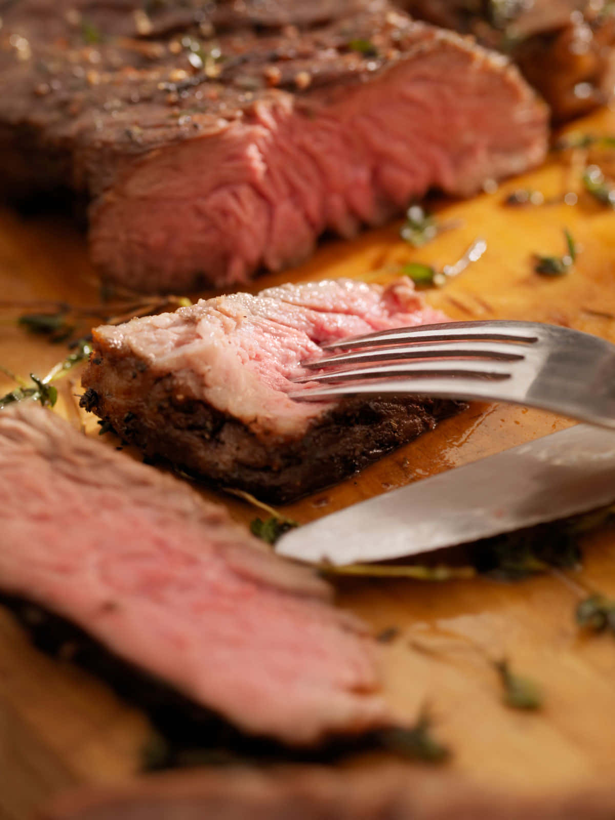 Red Meat, wooden board, medium-rare steak, HD Phone Wallpaper