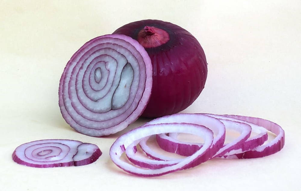 red onion, purple concentric layers, soft beige background, SD Desktop Wallpaper