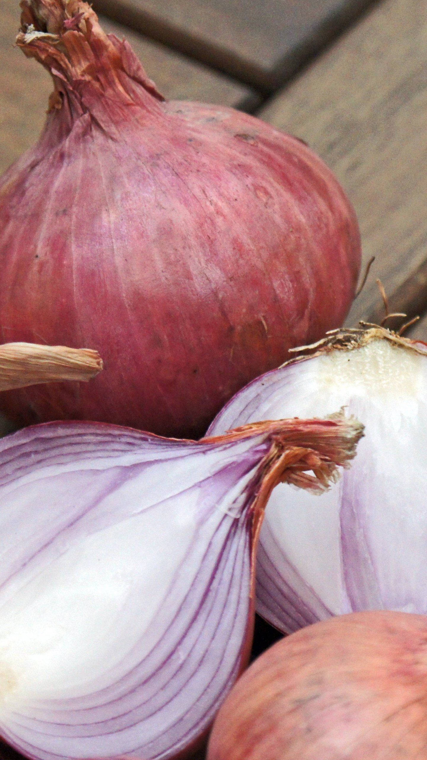 pale red onions, wooden planks, purple-white concentric layers, 2K Phone Wallpaper