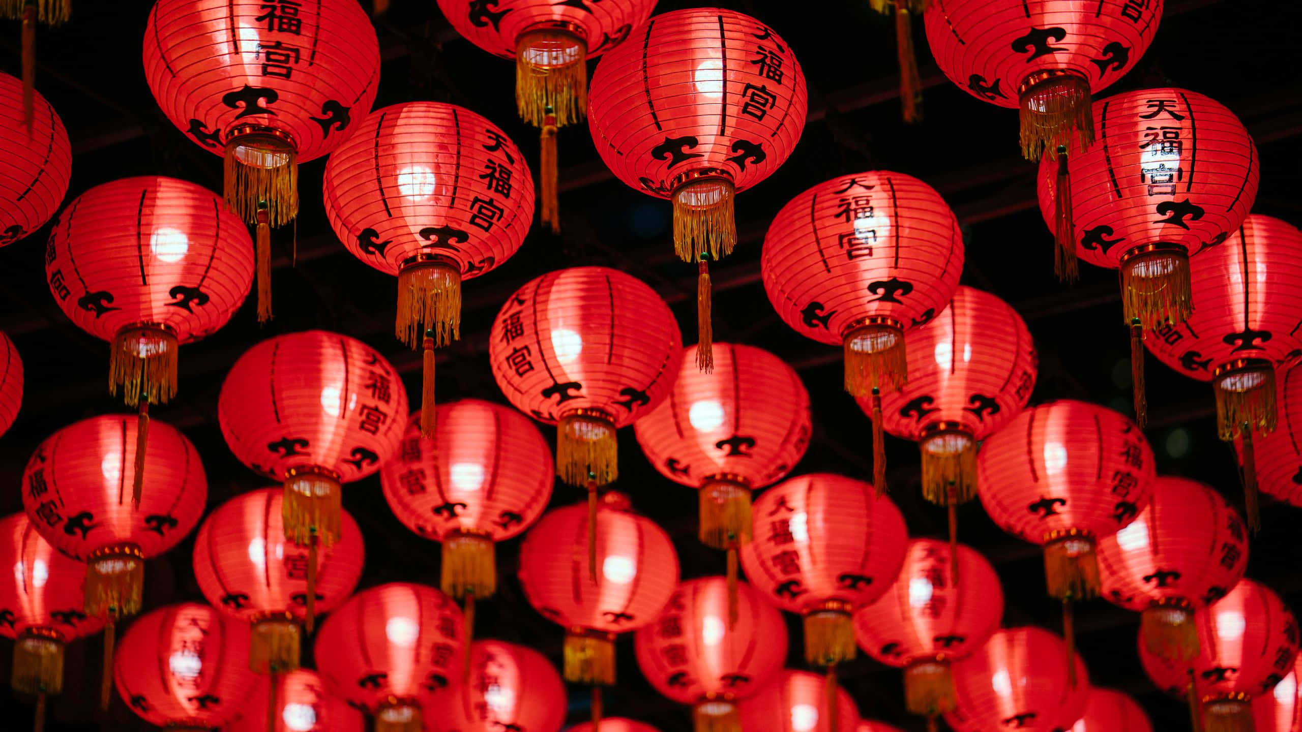 red lanterns, glowing red paper lanterns, black Chinese characters, 2K Desktop Wallpaper