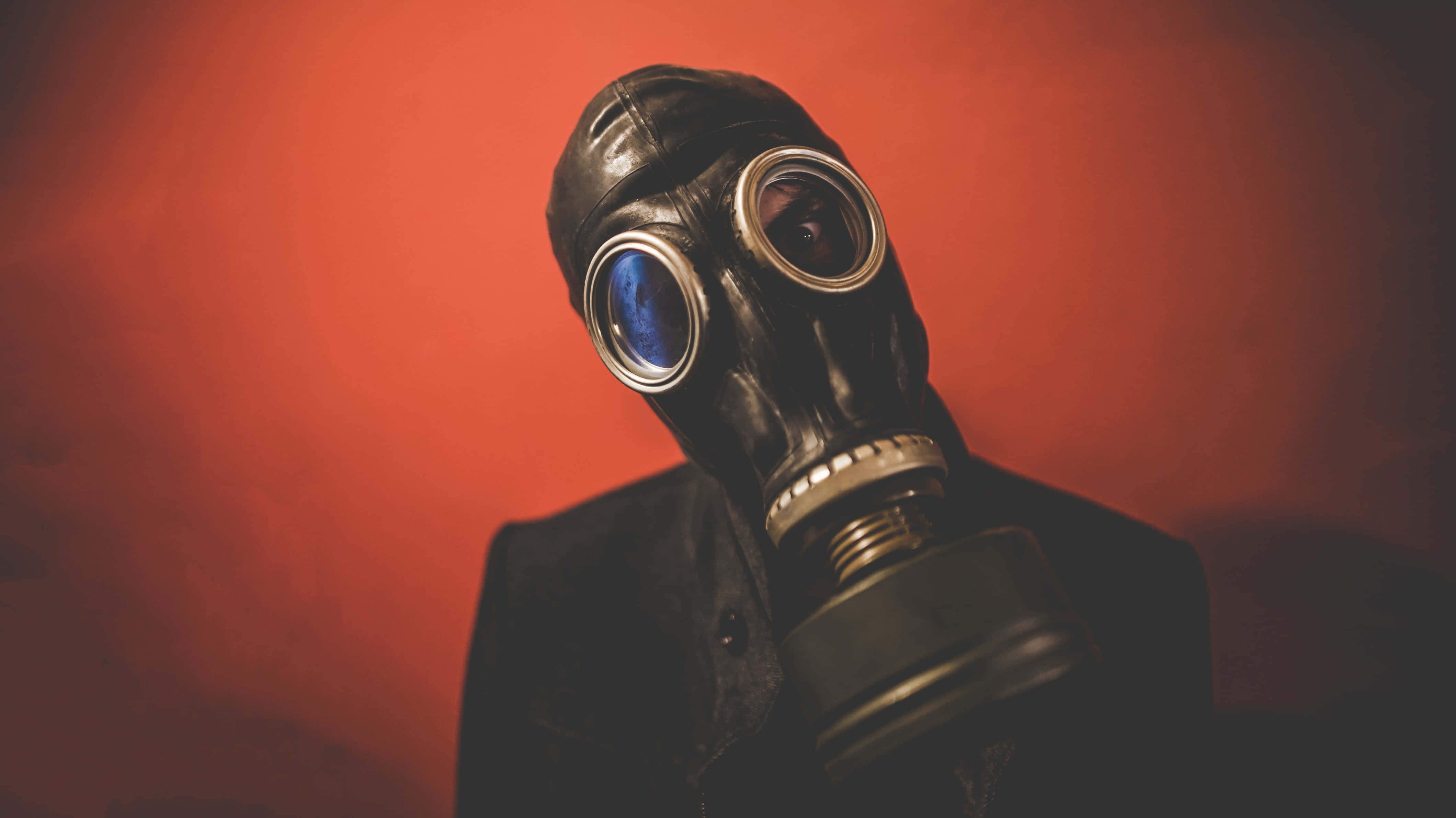 black gas mask, reflective lenses, smoky red backdrop, 4K Desktop Wallpaper