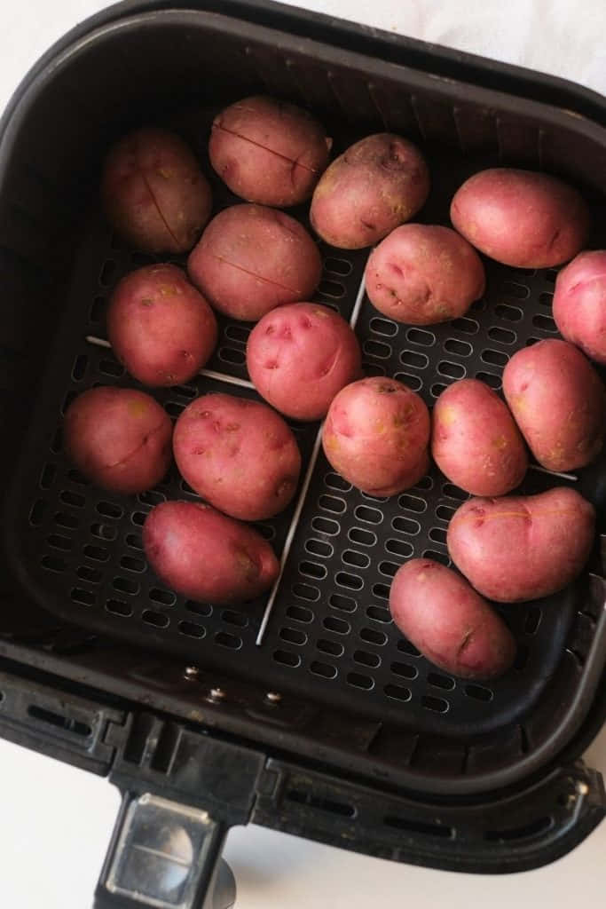 red potatoes, scored skins, black air fryer basket, SD Phone Wallpaper