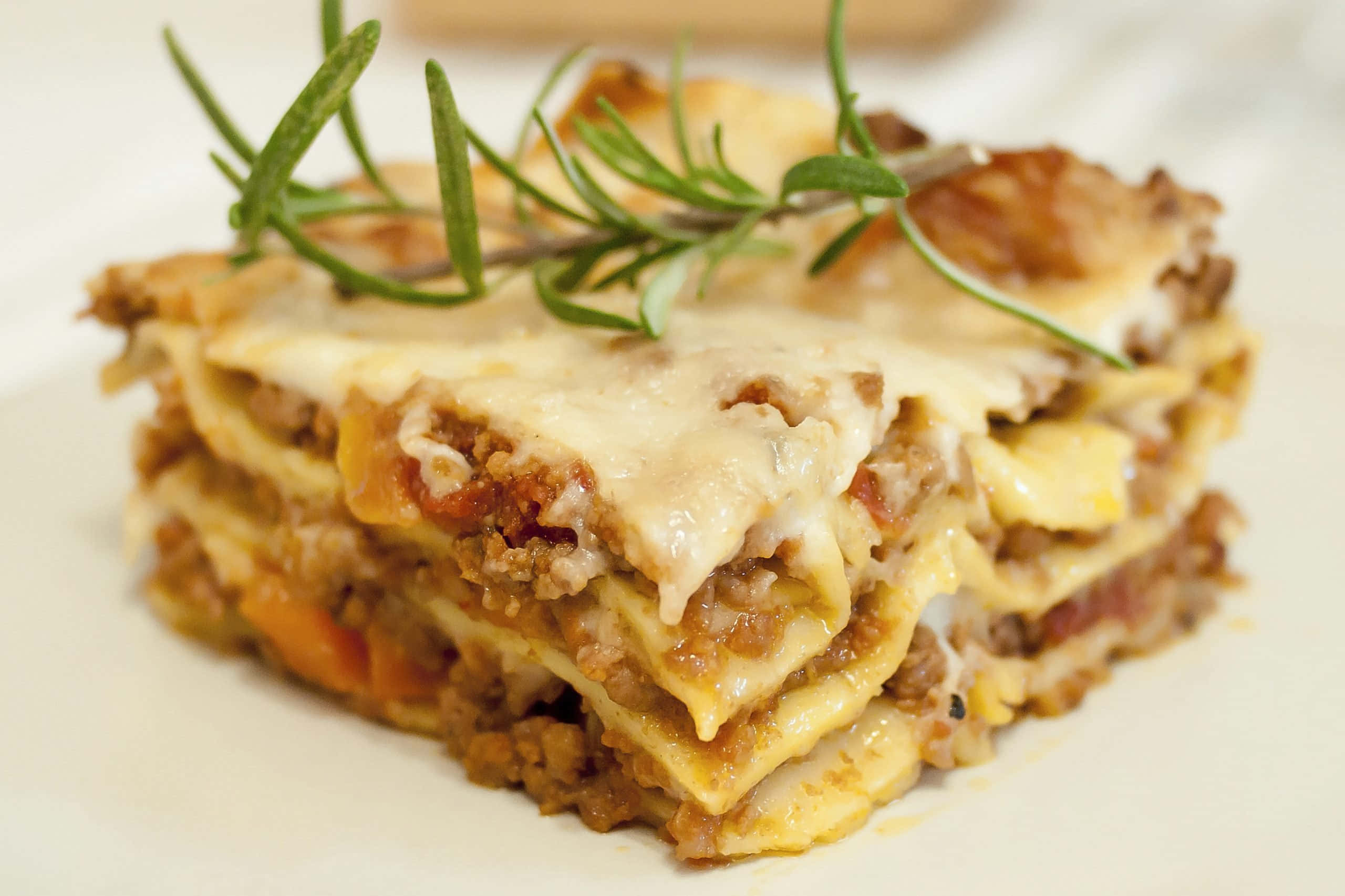pale red ragu sauce, lasagna alla bolognese, golden-brown lasagna, 2K Desktop Wallpaper