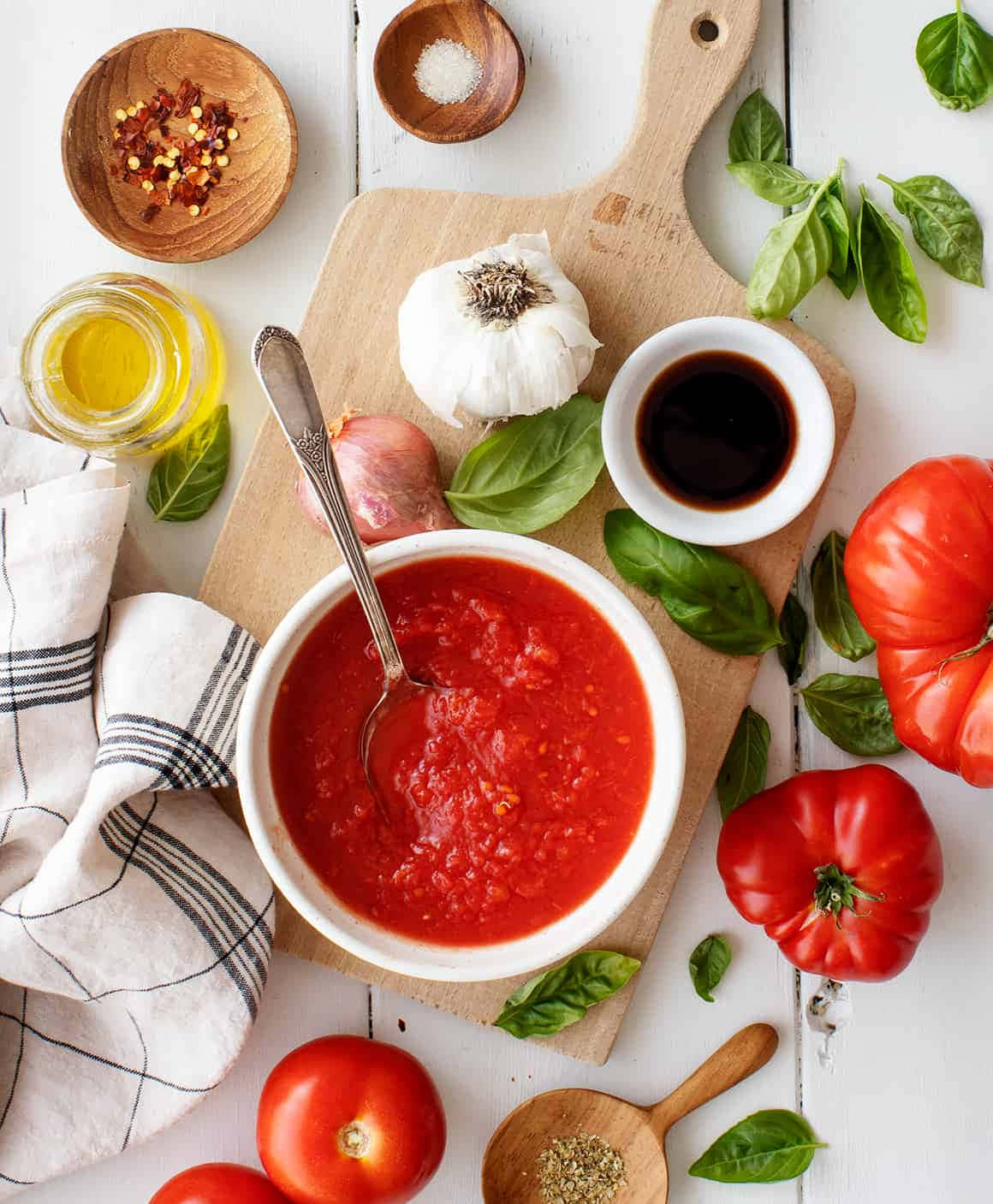 Red Sauce, glass bowl, wooden board, HD Phone Wallpaper