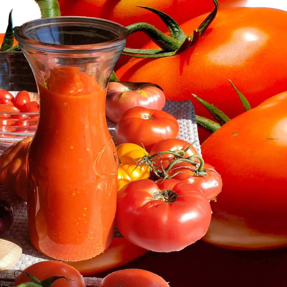 Red Sauce, tomatoes, glass carafe, SD Desktop Wallpaper