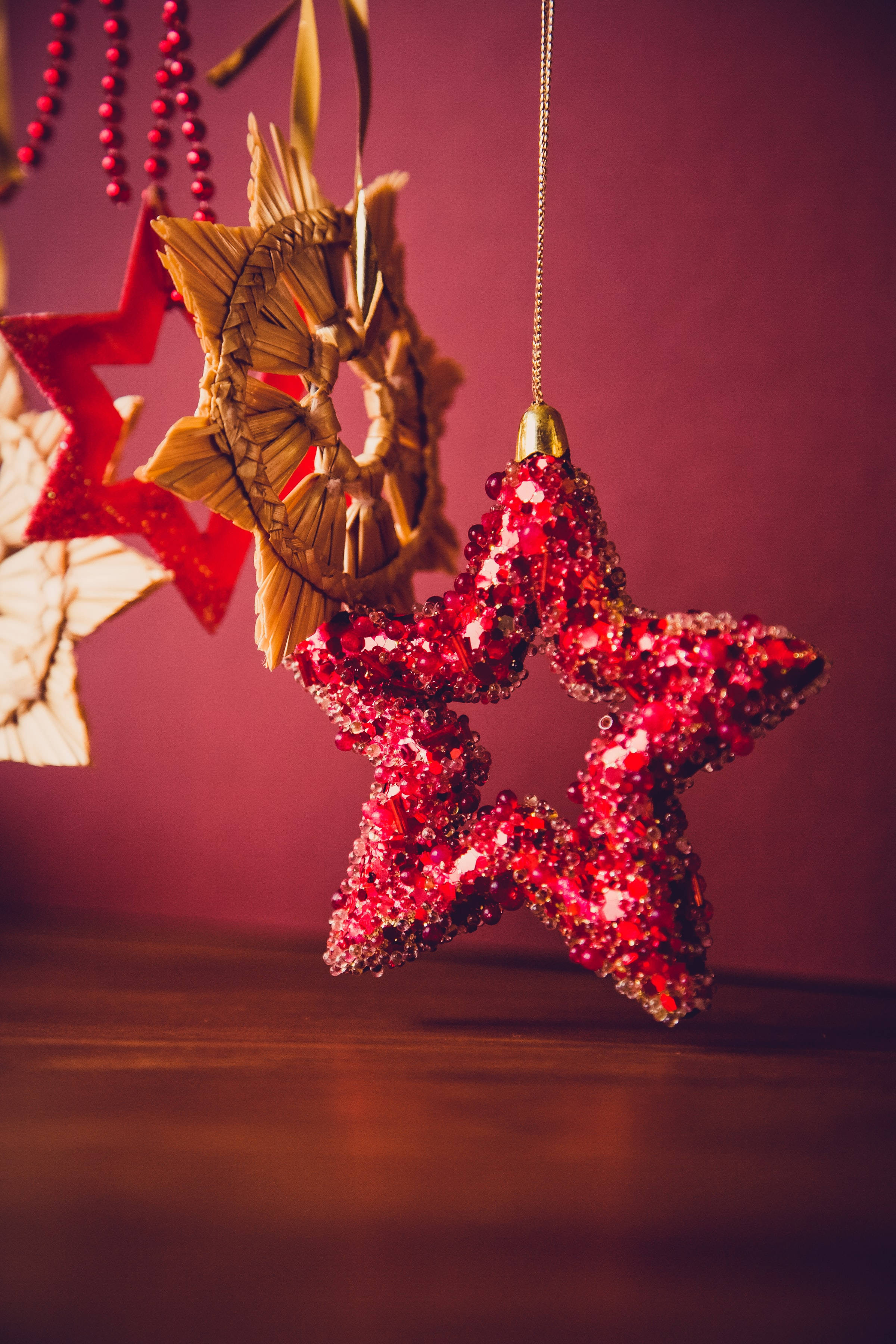 Red Star, glittering red star, deep maroon backdrop, 2K Phone Wallpaper