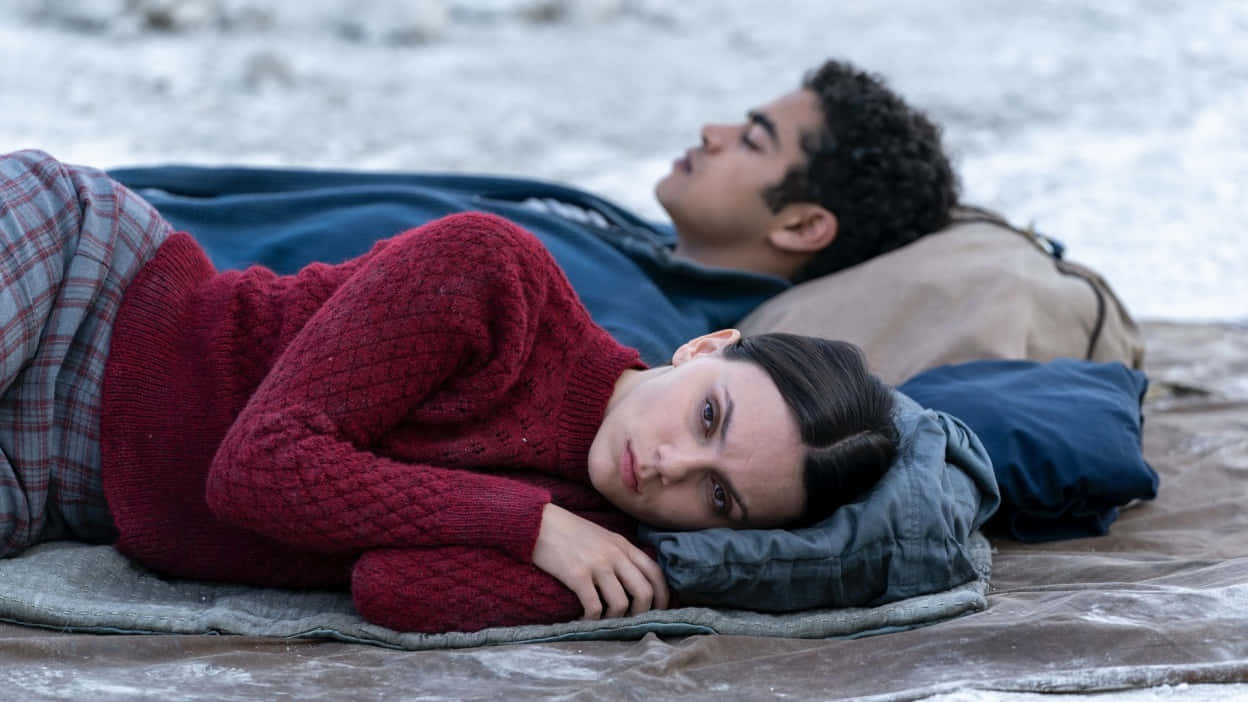 Red Sweater, young couple, snowy ground, SD Desktop Wallpaper