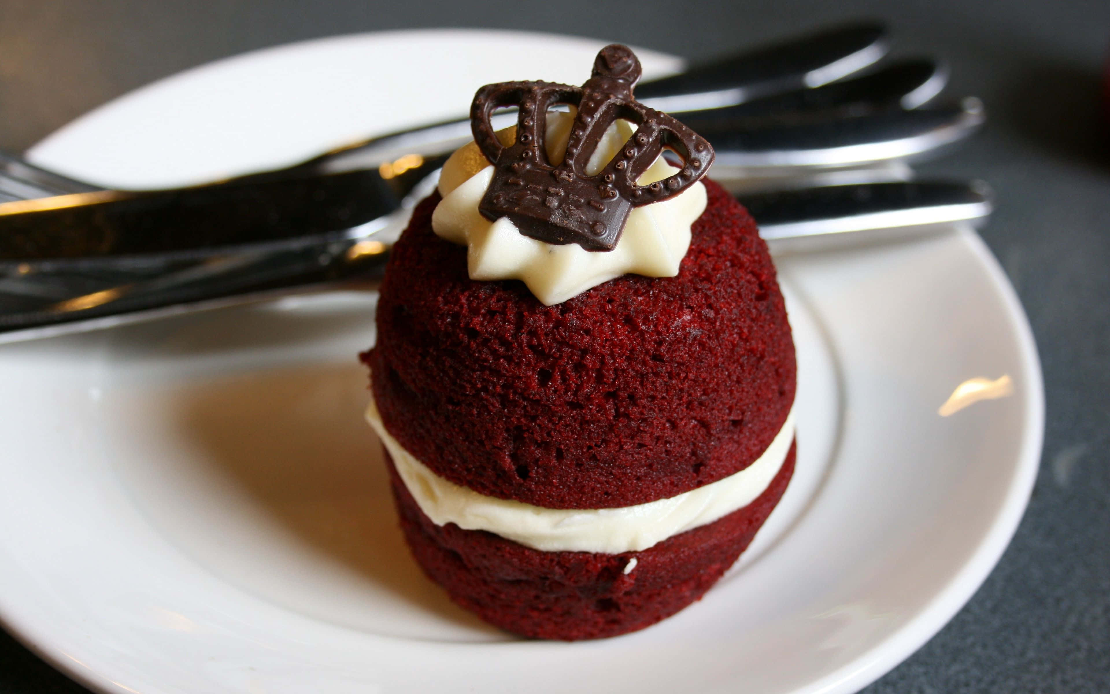 Red Velvet Cake, white plate, silver forks, 4K Desktop Wallpaper