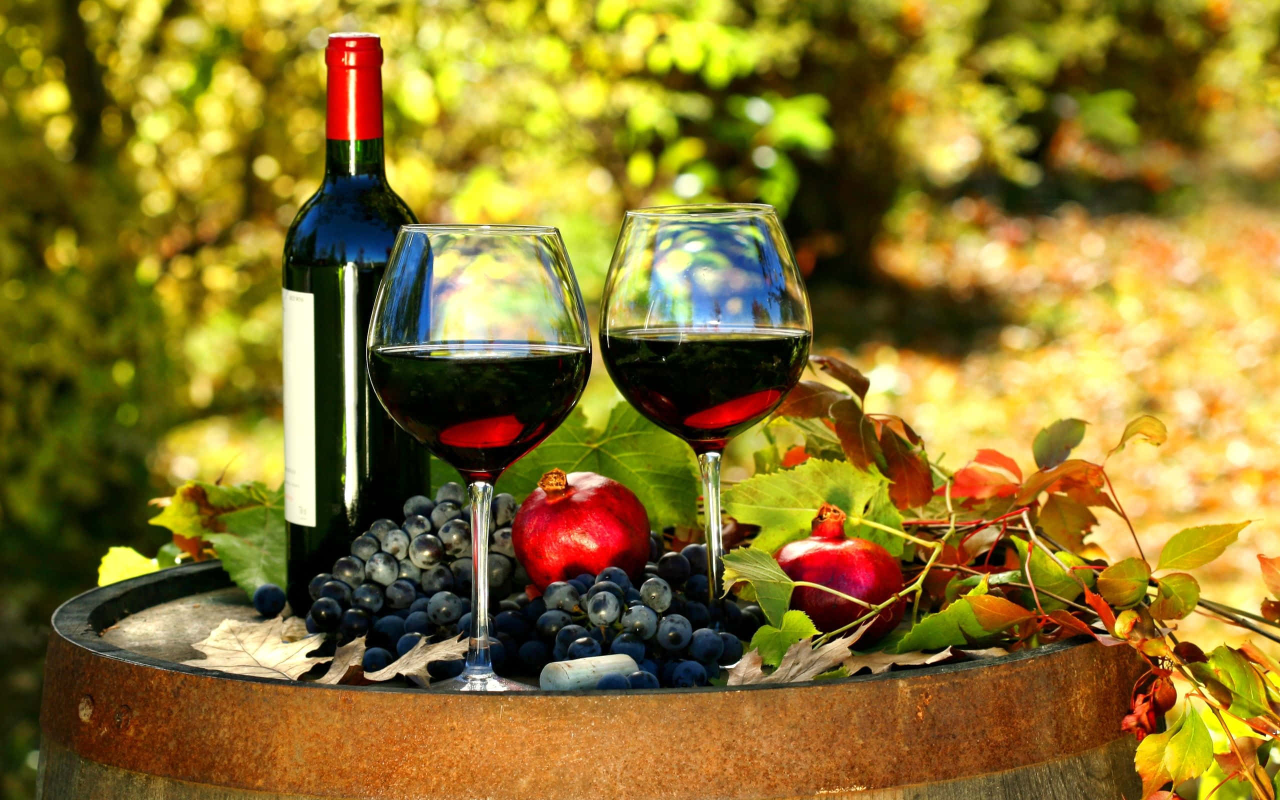 red wine glass, wooden barrel, grapes, 2K Desktop Wallpaper