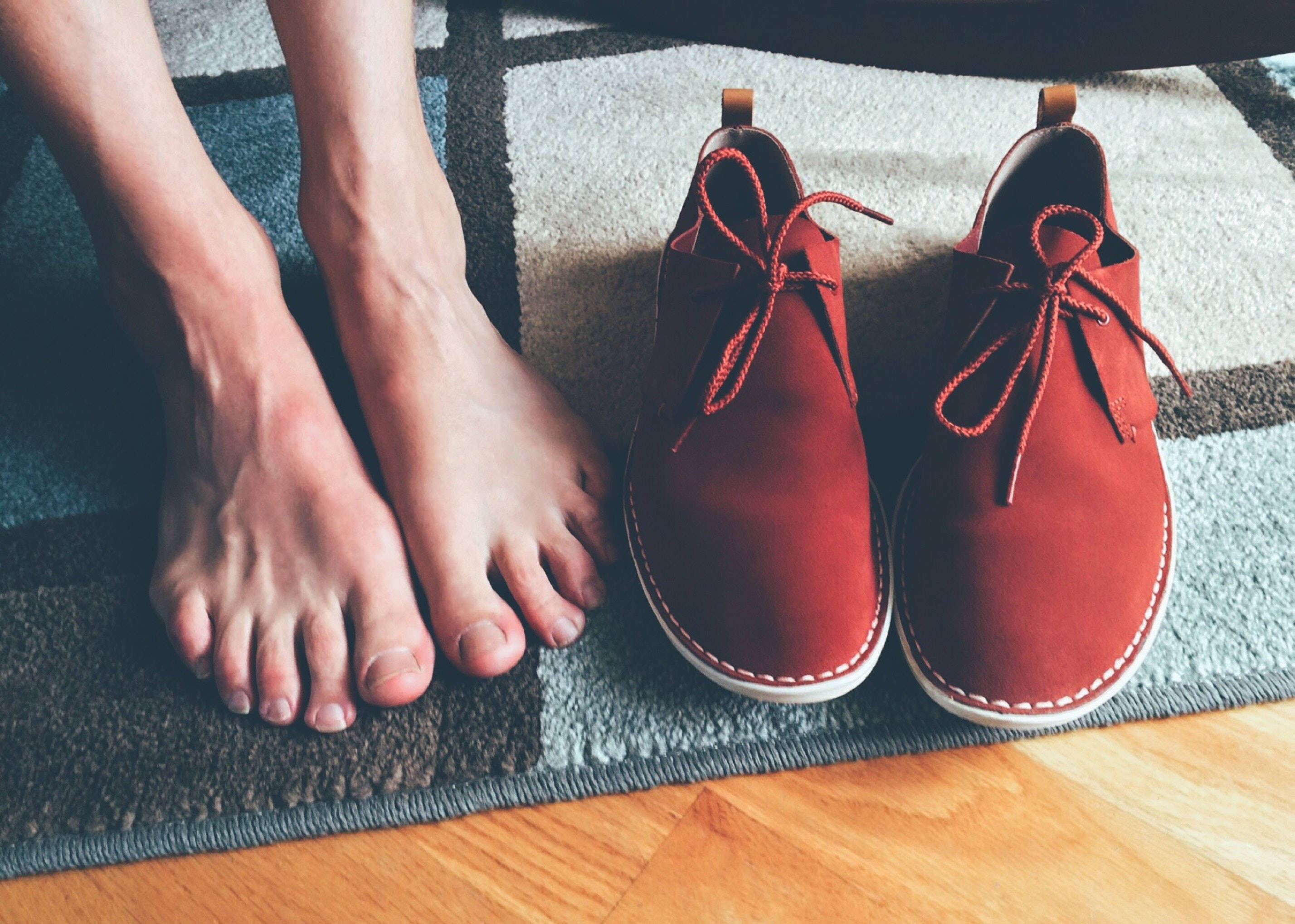 red suede shoes, patterned rug, wooden floor, 2K Desktop Wallpaper