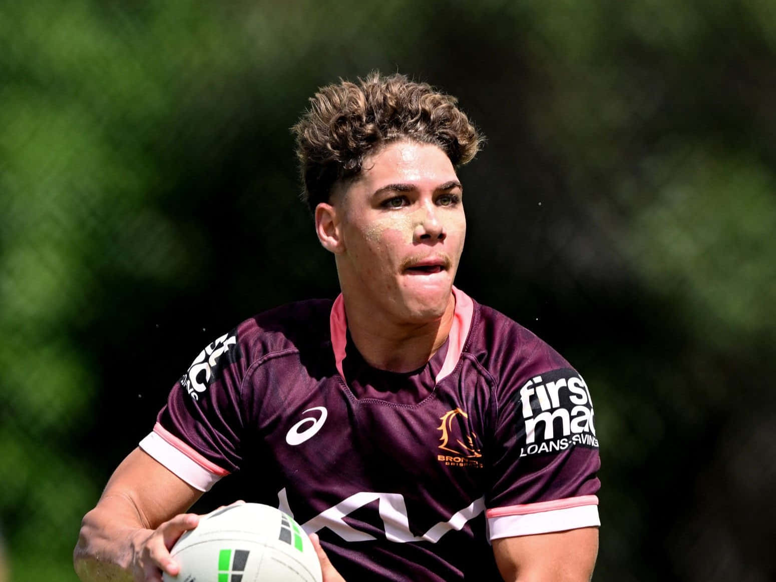 Reece Walsh, maroon jersey, white ball, HD Desktop Wallpaper
