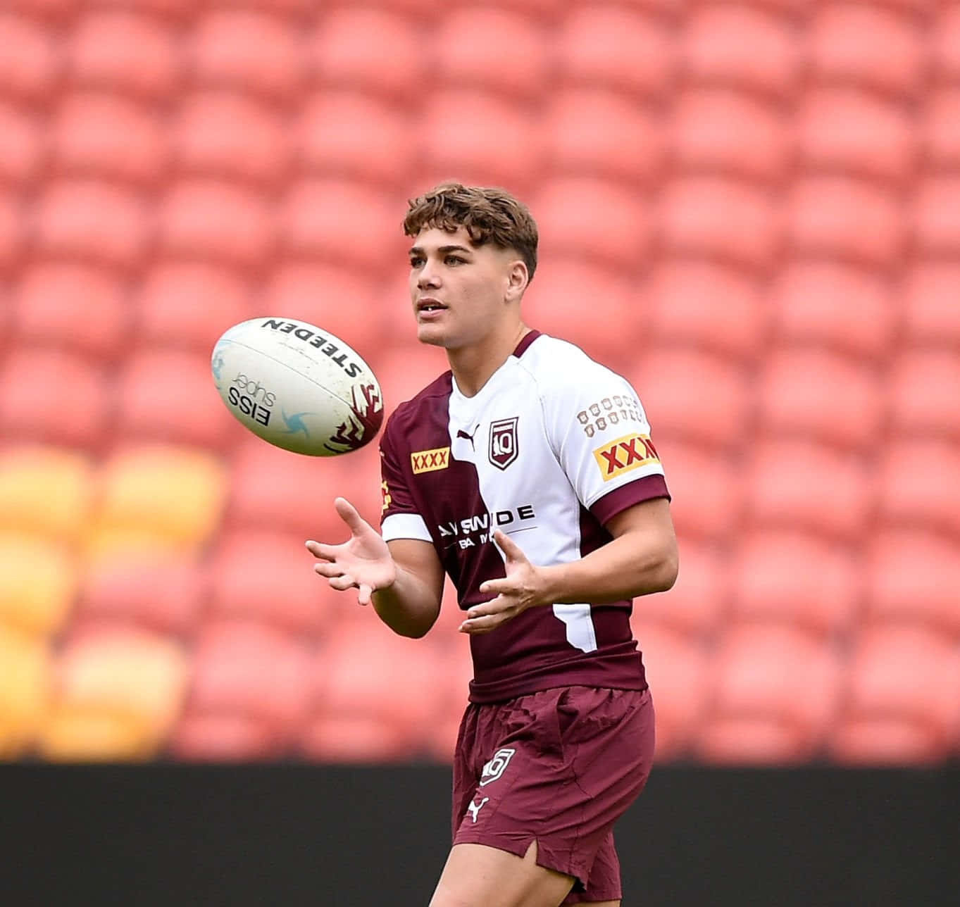 Reece Walsh, maroon and white uniform, white ball, HD Desktop Wallpaper