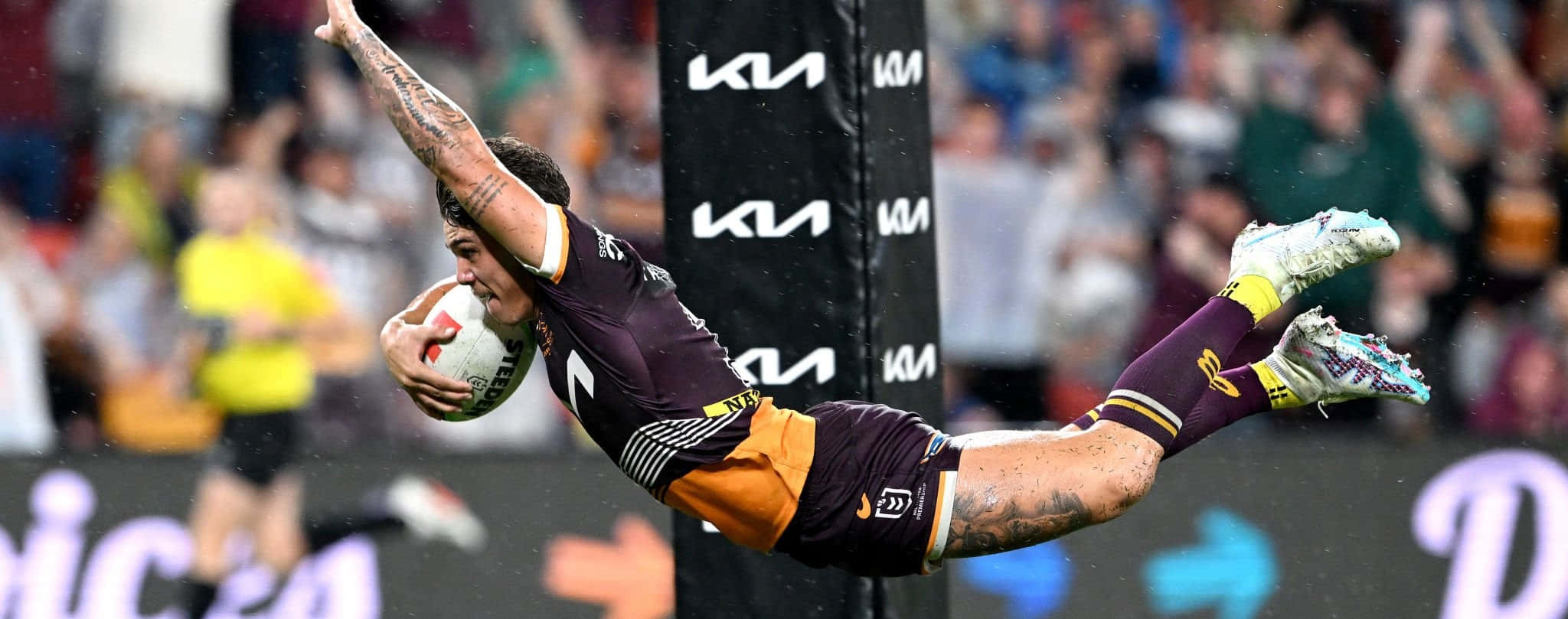 Reece Walsh, maroon and gold, black post, Full HD Desktop Wallpaper