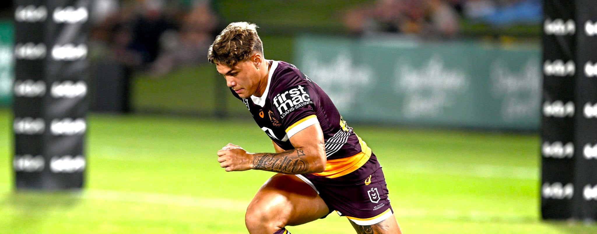 Reece Walsh, maroon and gold uniform, vibrant green field, Full HD Desktop Wallpaper
