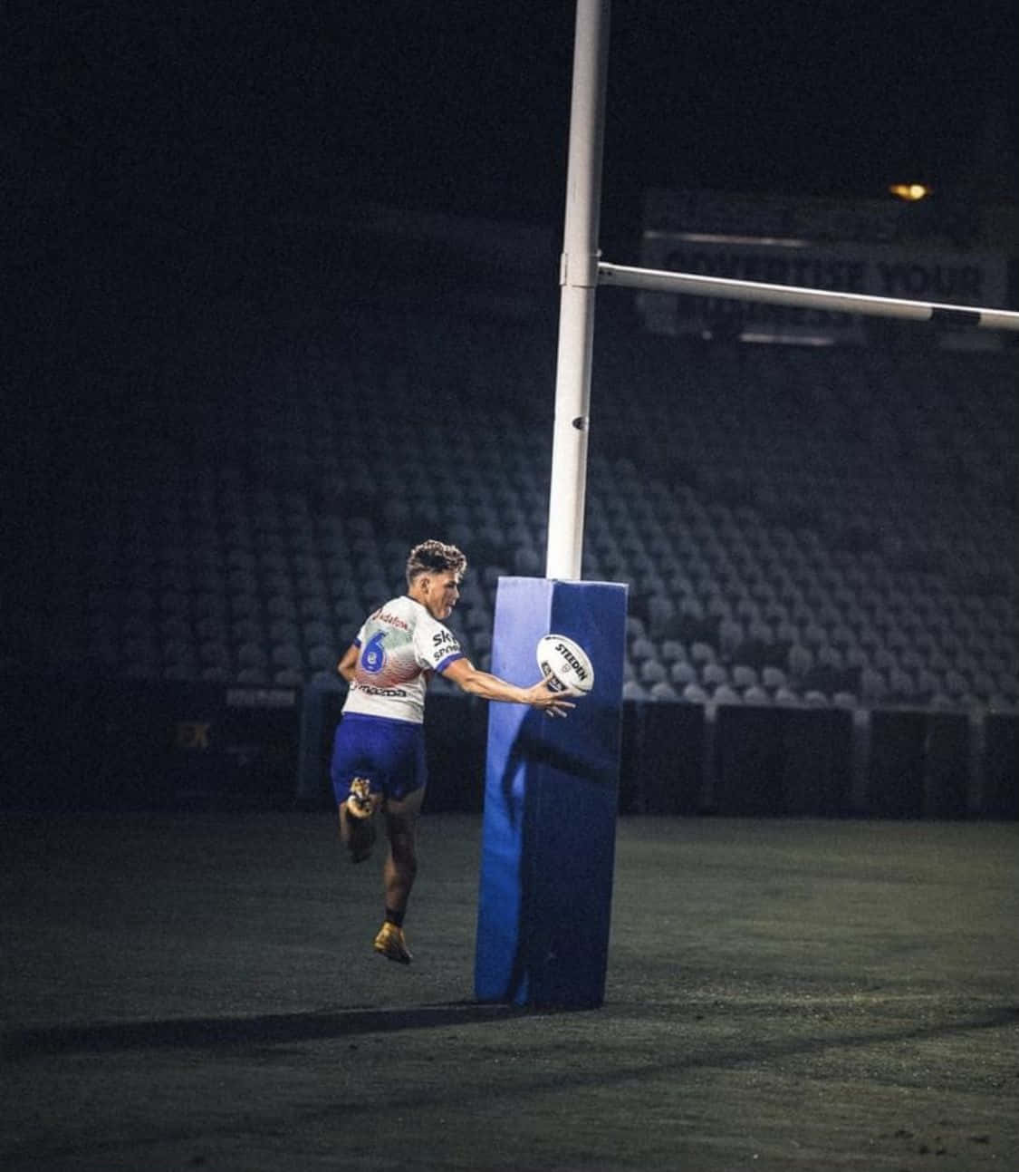 Reece Walsh, blue post, empty stadium, HD Phone Wallpaper