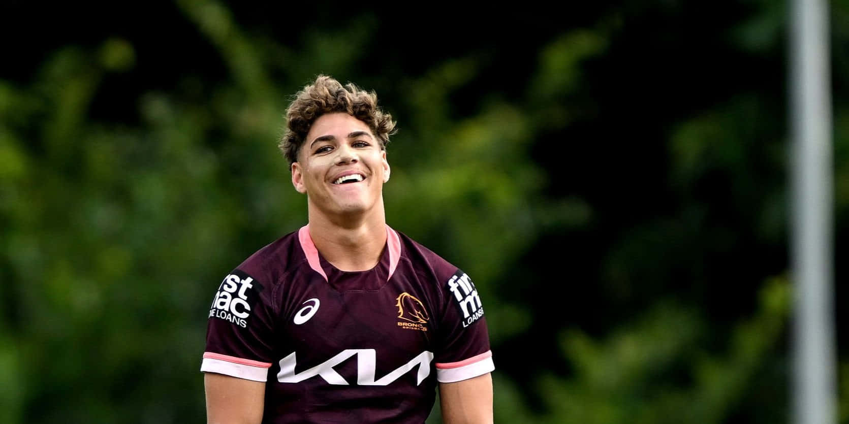 Reece Walsh, maroon jersey, green outdoor background, HD Desktop Wallpaper