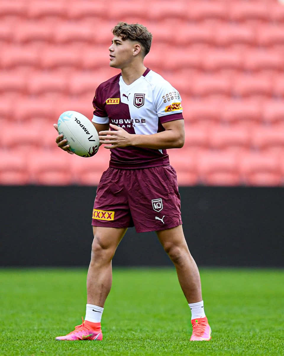 Reece Walsh, maroon and white uniform, green field, SD Phone Wallpaper