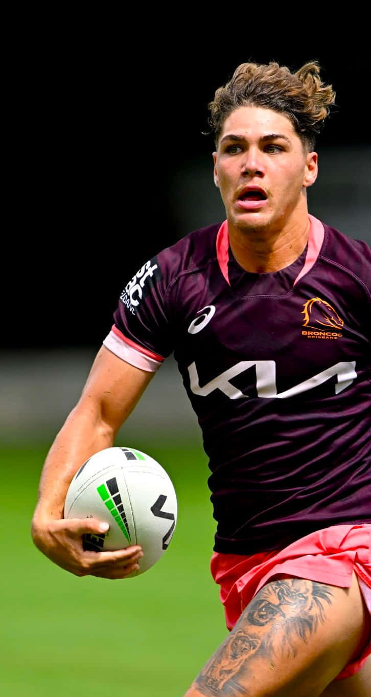 Reece Walsh, maroon jersey, white ball, HD Phone Wallpaper
