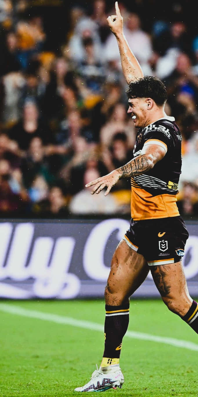 Reece Walsh, black and gold uniform, rain-slicked field, HD Phone Wallpaper