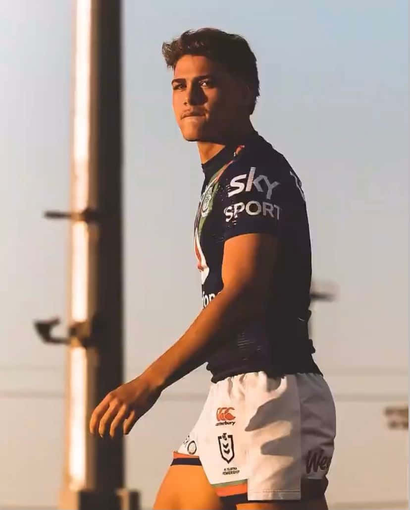 Reece Walsh, dark jersey, white shorts, SD Phone Wallpaper