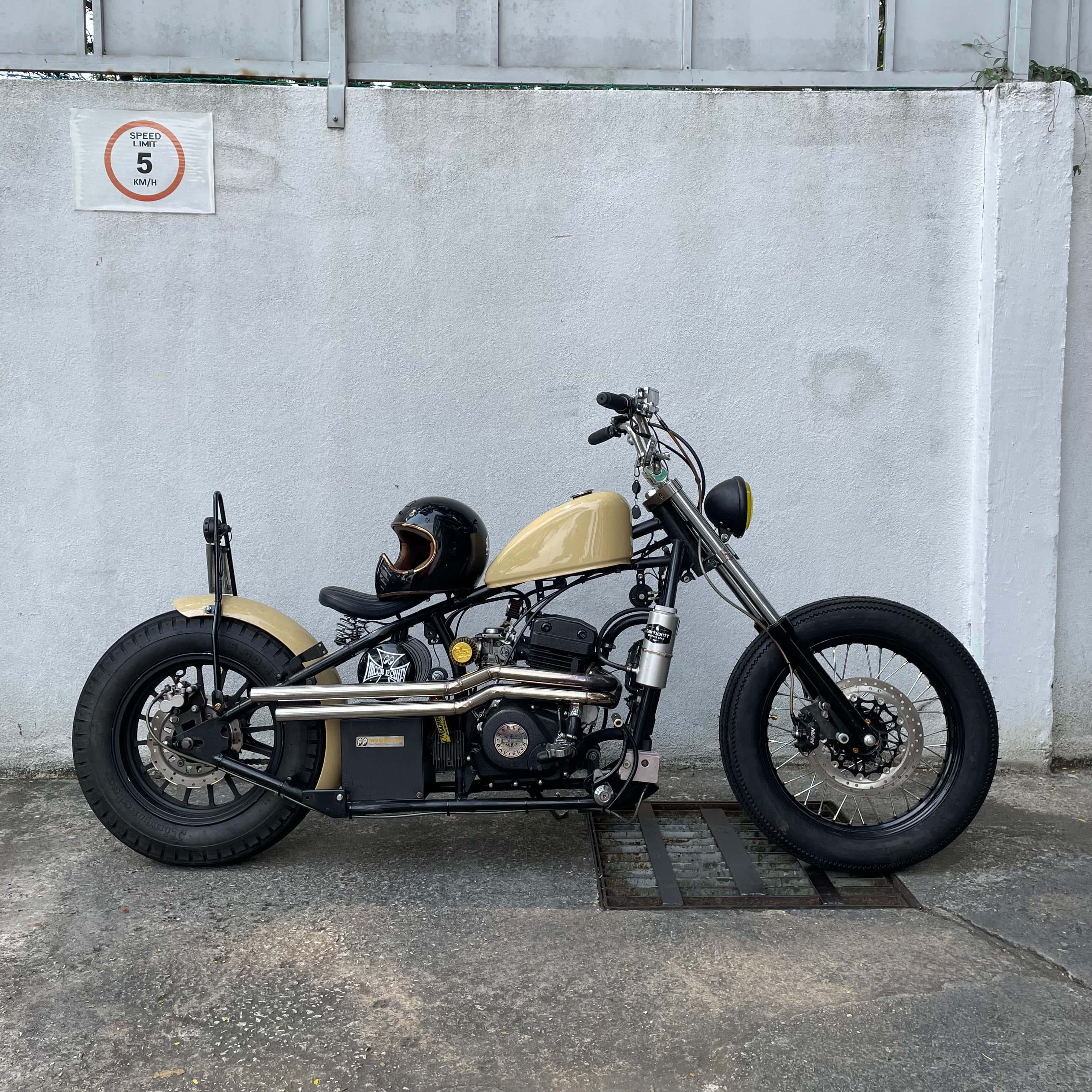Regal Raptor, cream fuel tank, black helmet, 2K Desktop Wallpaper