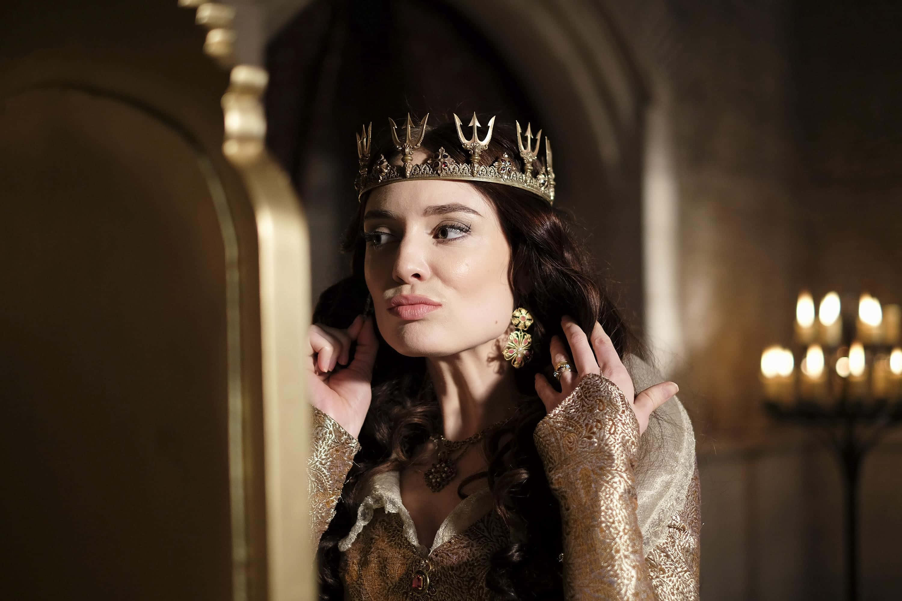 Regal Reflection, royalty costume, golden crown, 2K Desktop Wallpaper