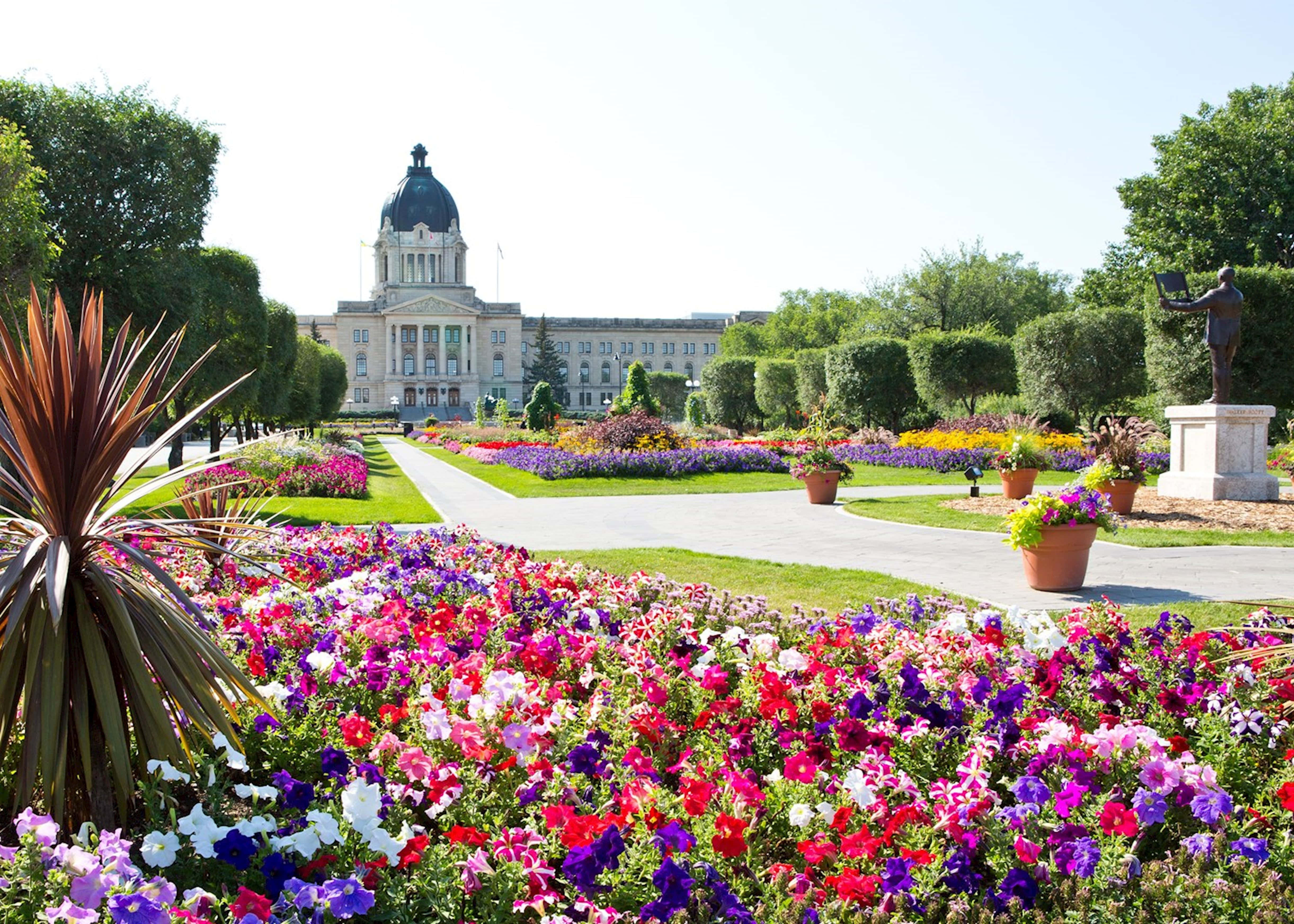 Regina Canada, grand domed government building, vibrant flower beds, 4K Desktop Wallpaper