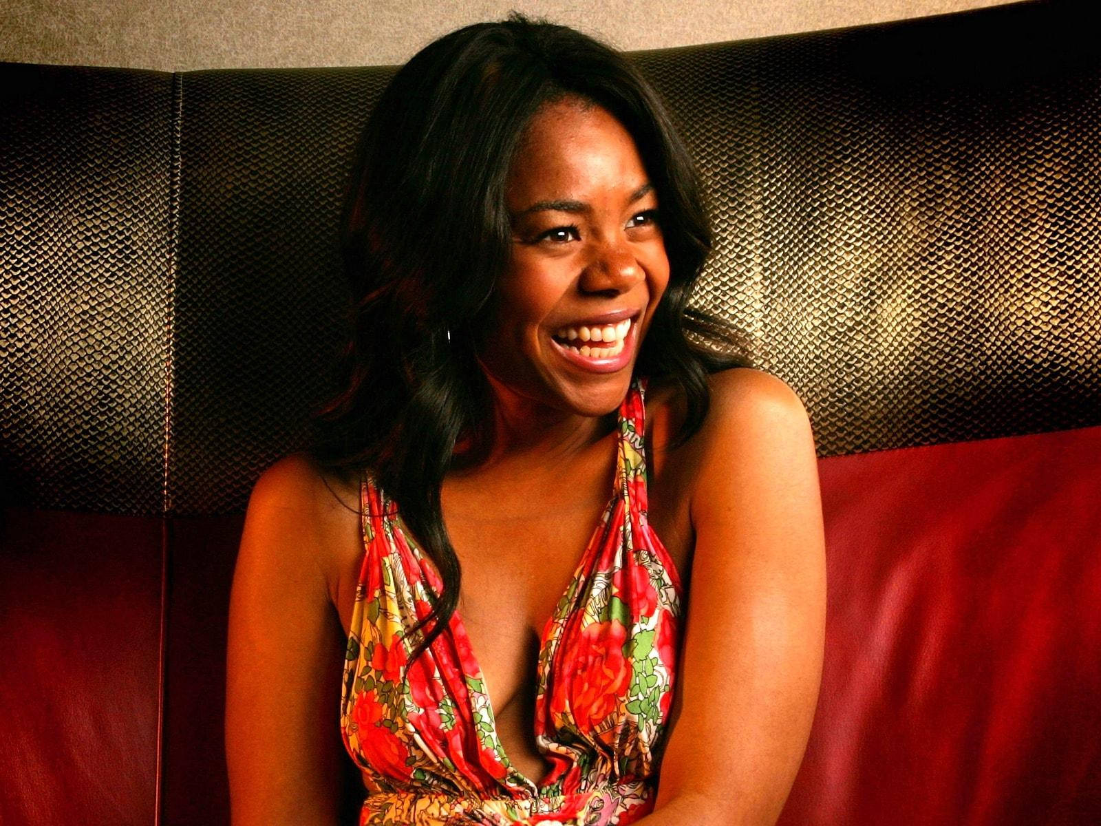 Regina Hall, Hollywood Actress, red and black textured couch, HD Desktop Wallpaper