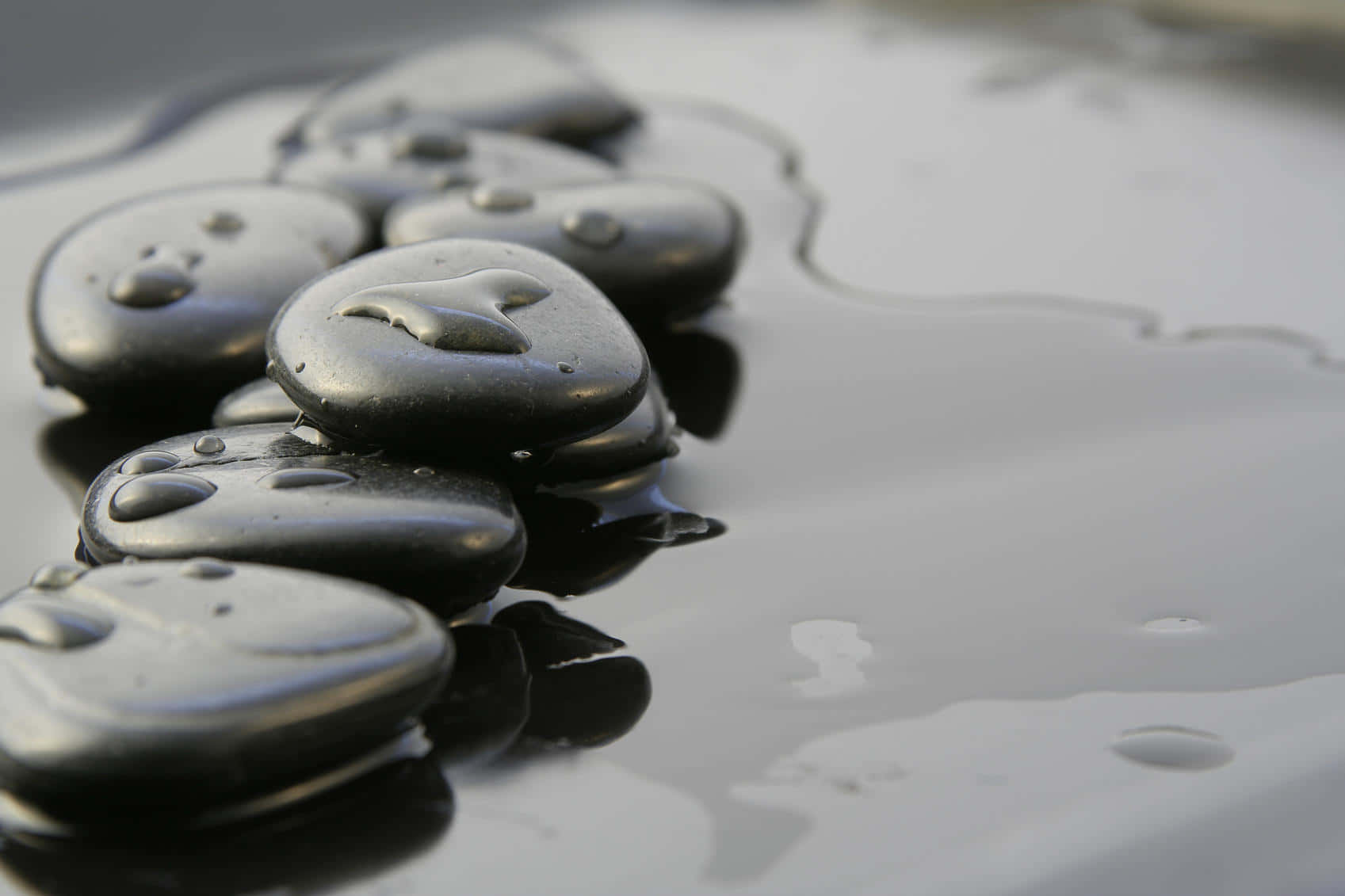 Reiki, glossy black river stones, shallow water, HD Desktop Wallpaper