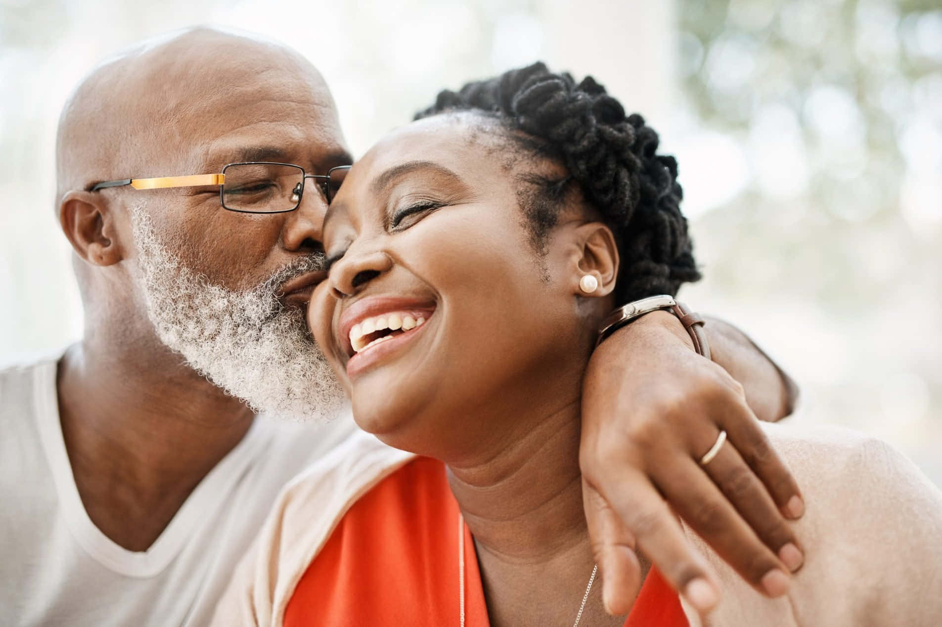 sunset, older Black couple, man kisses woman's cheek, HD Desktop Wallpaper