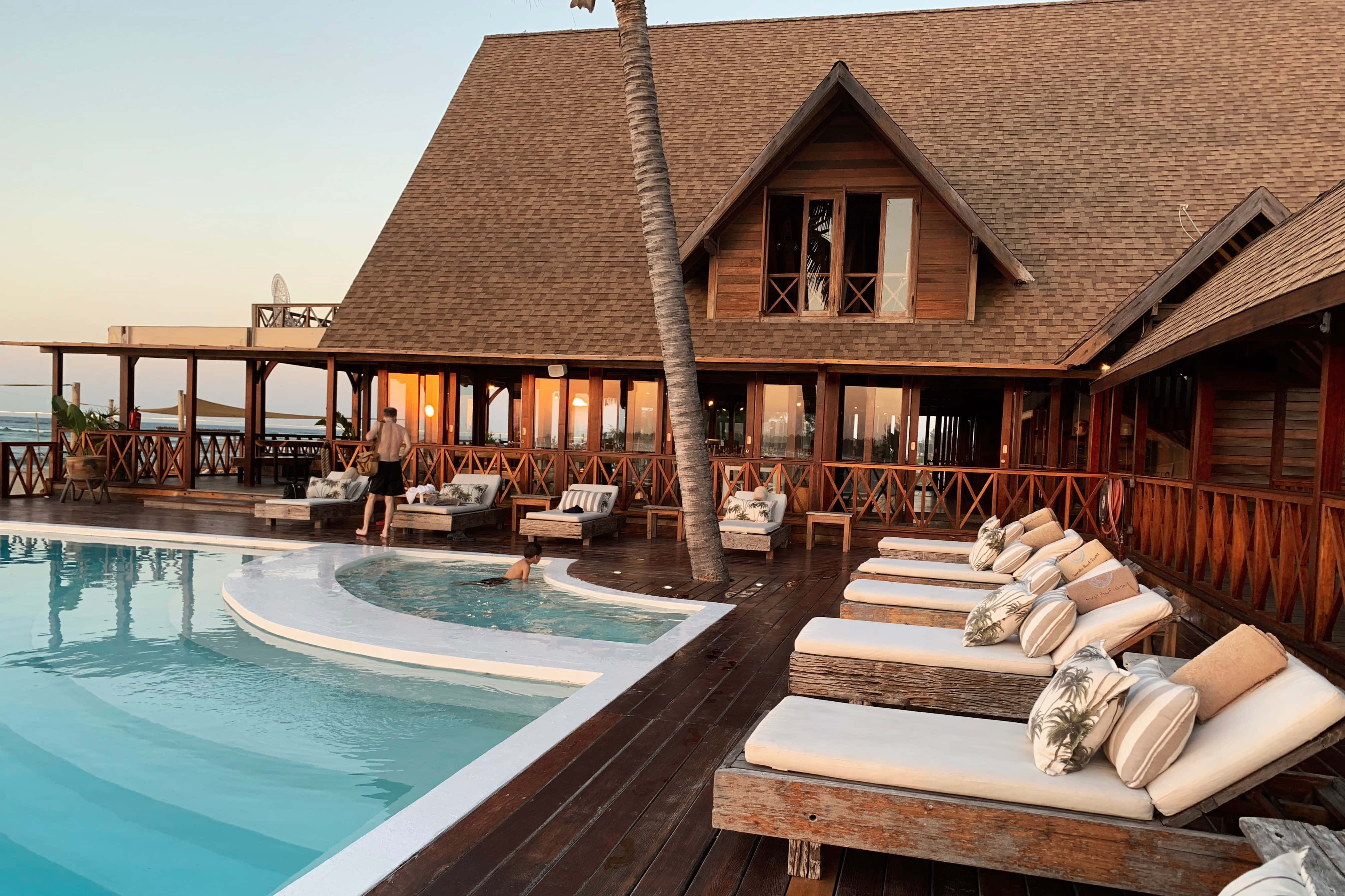 resort pool cabin, curved pool, lounge chairs, 4K Desktop Wallpaper