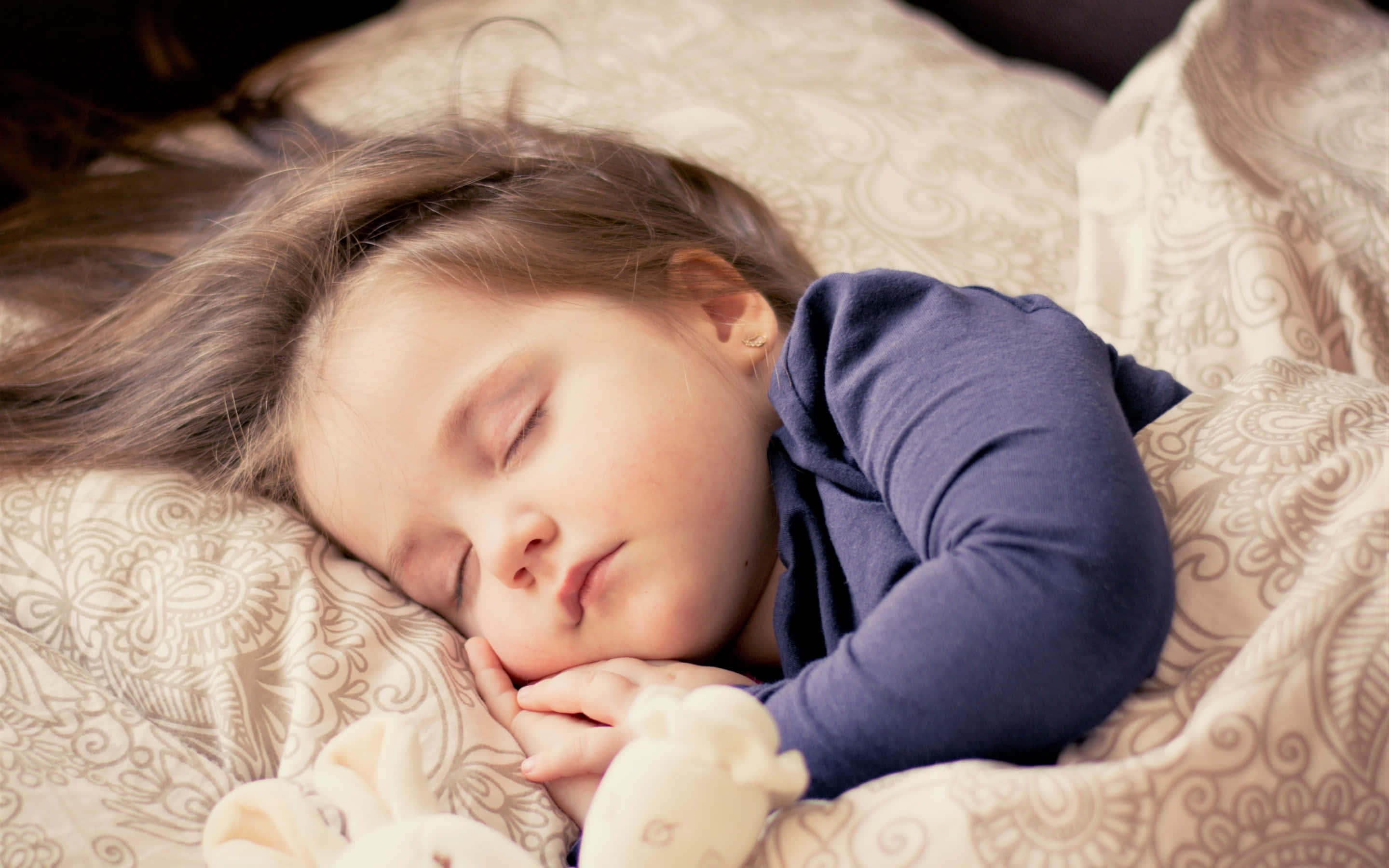 young child, patterned bedspread, soft stuffed toy, 2K Desktop Wallpaper