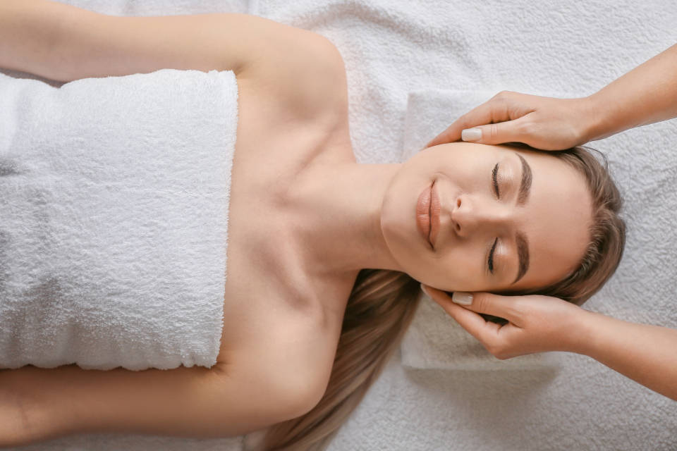 spa bed, white towel, gentle head massage, SD Desktop Wallpaper