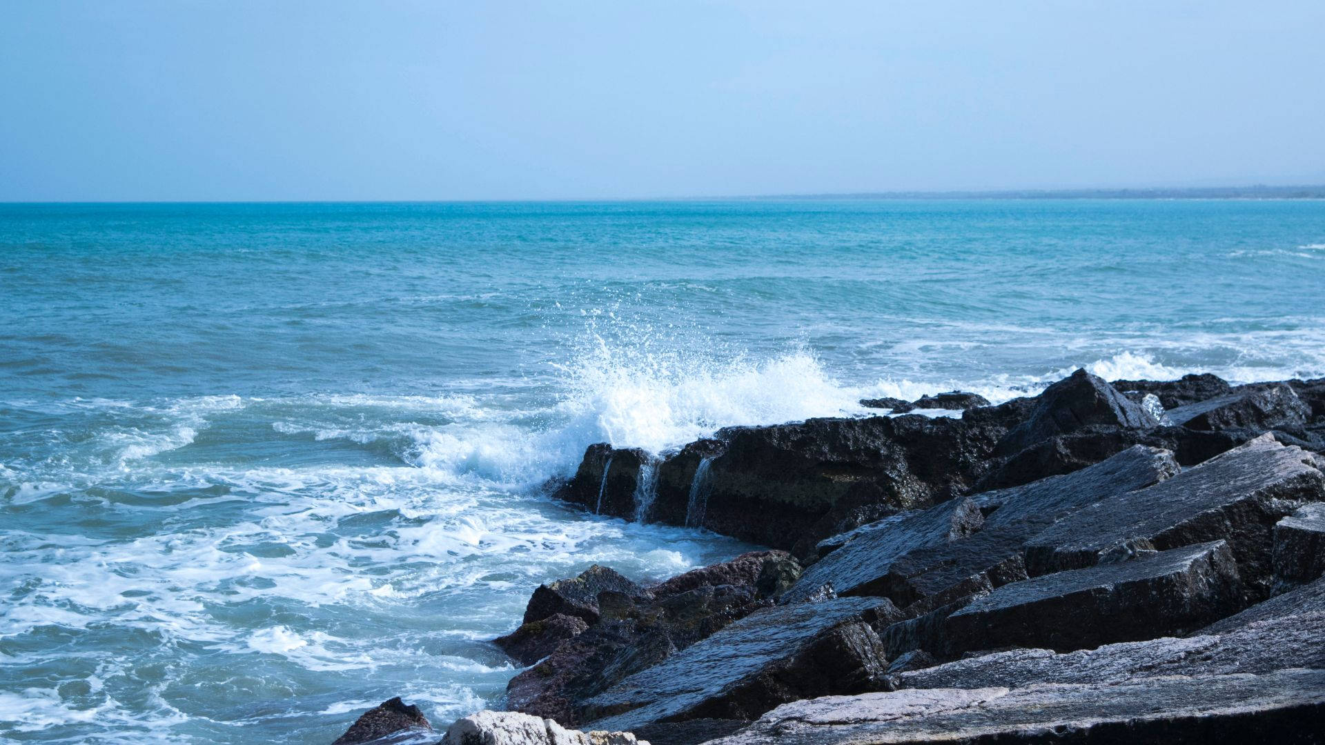 Relaxing Desktop Ocean Waves, turquoise waves, dark rugged rocks, Full HD Desktop Wallpaper