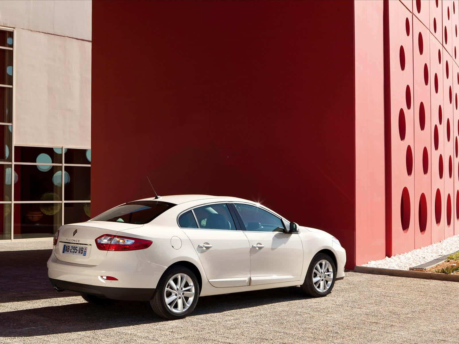Renault Fluence, white sedan, red wall, HD Desktop Wallpaper